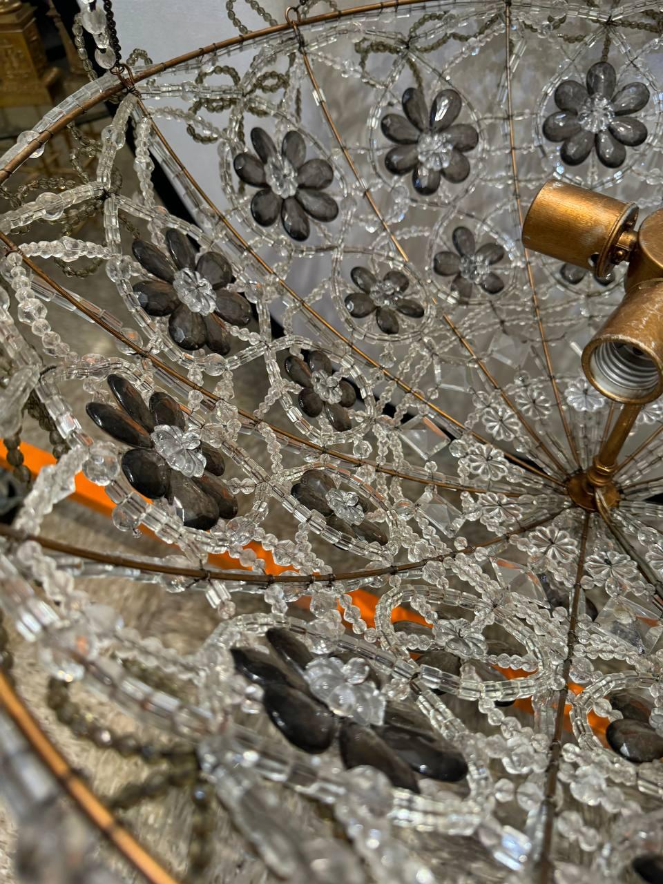 Provincial français Lustre en cristal perlé avec fleurs noires et rubans de cristaux en vente