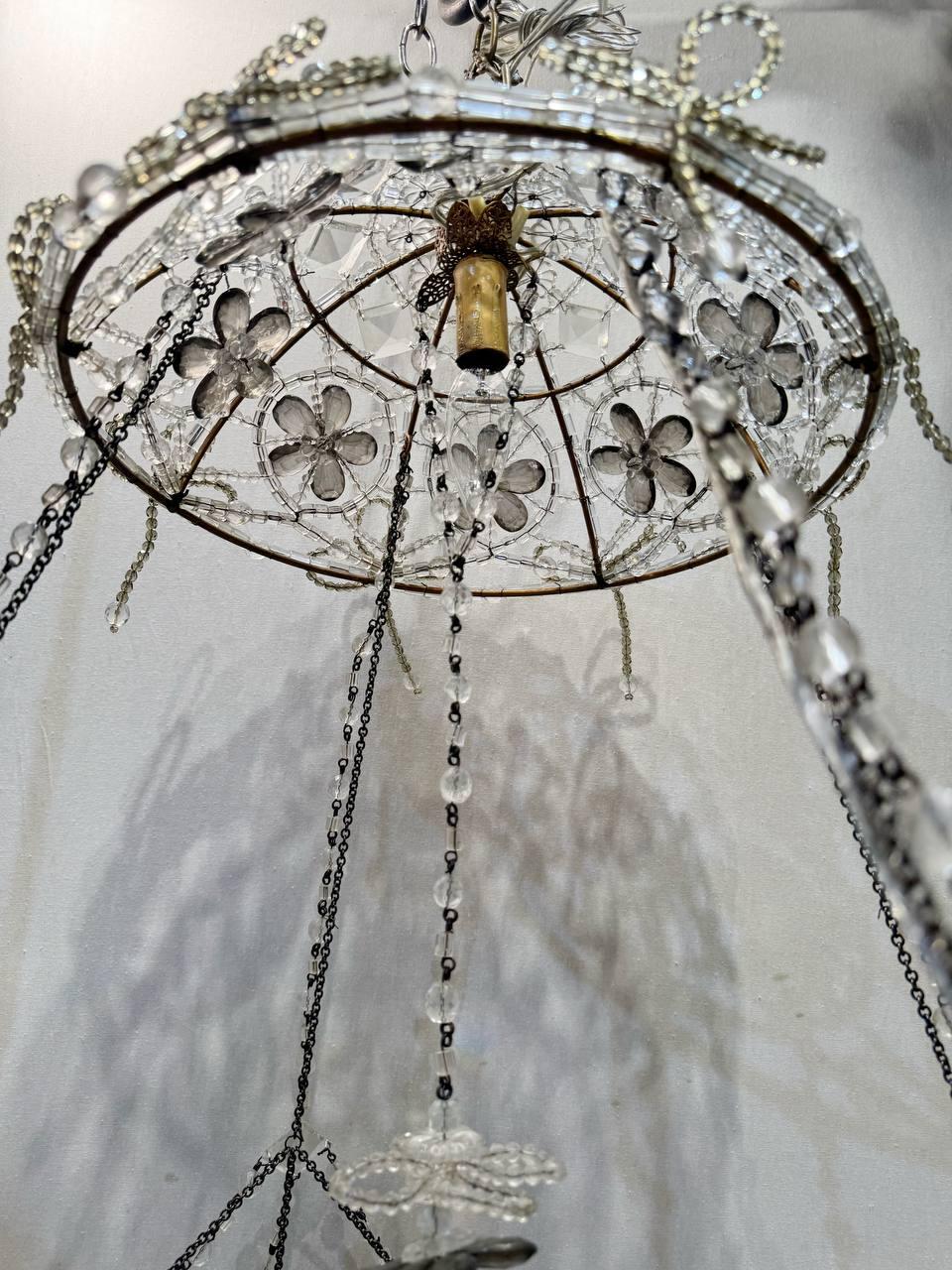 Français Lustre en cristal perlé avec fleurs noires et rubans de cristaux en vente