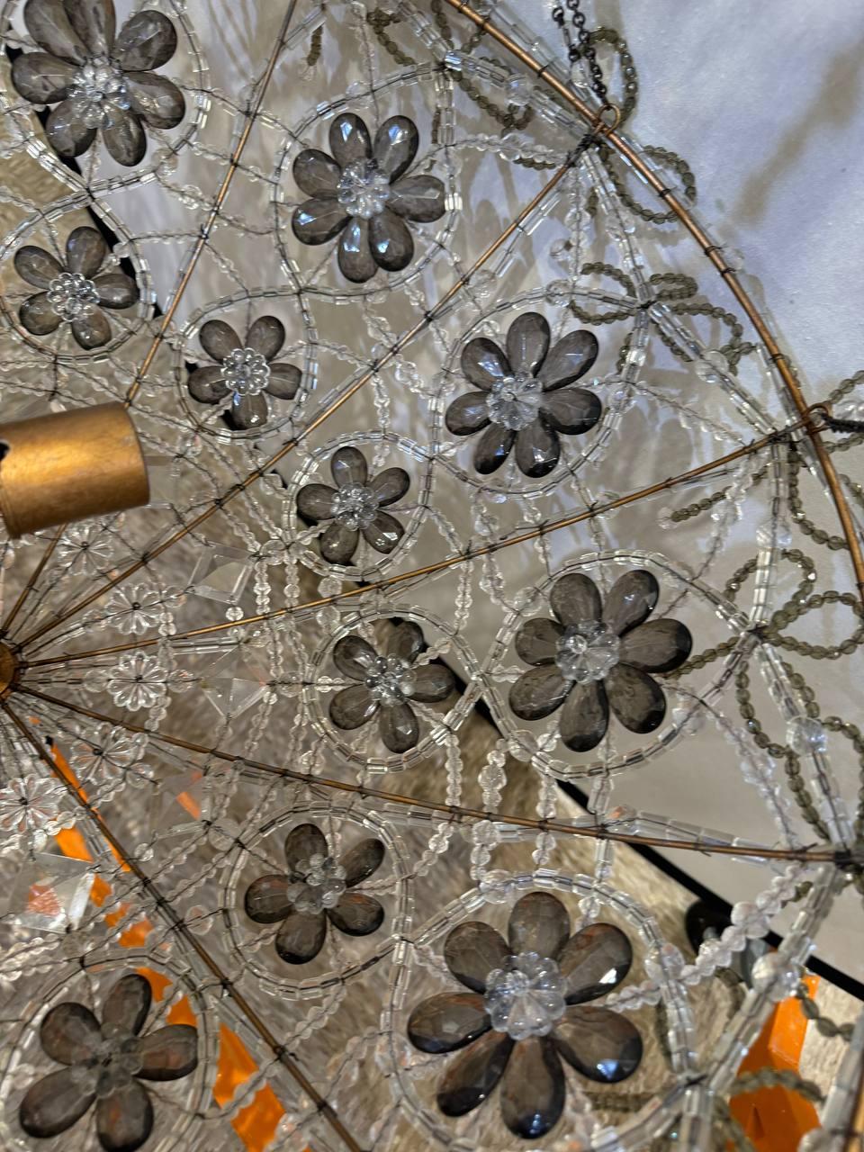 Lustre en cristal perlé avec fleurs noires et rubans de cristaux Bon état - En vente à New York, NY