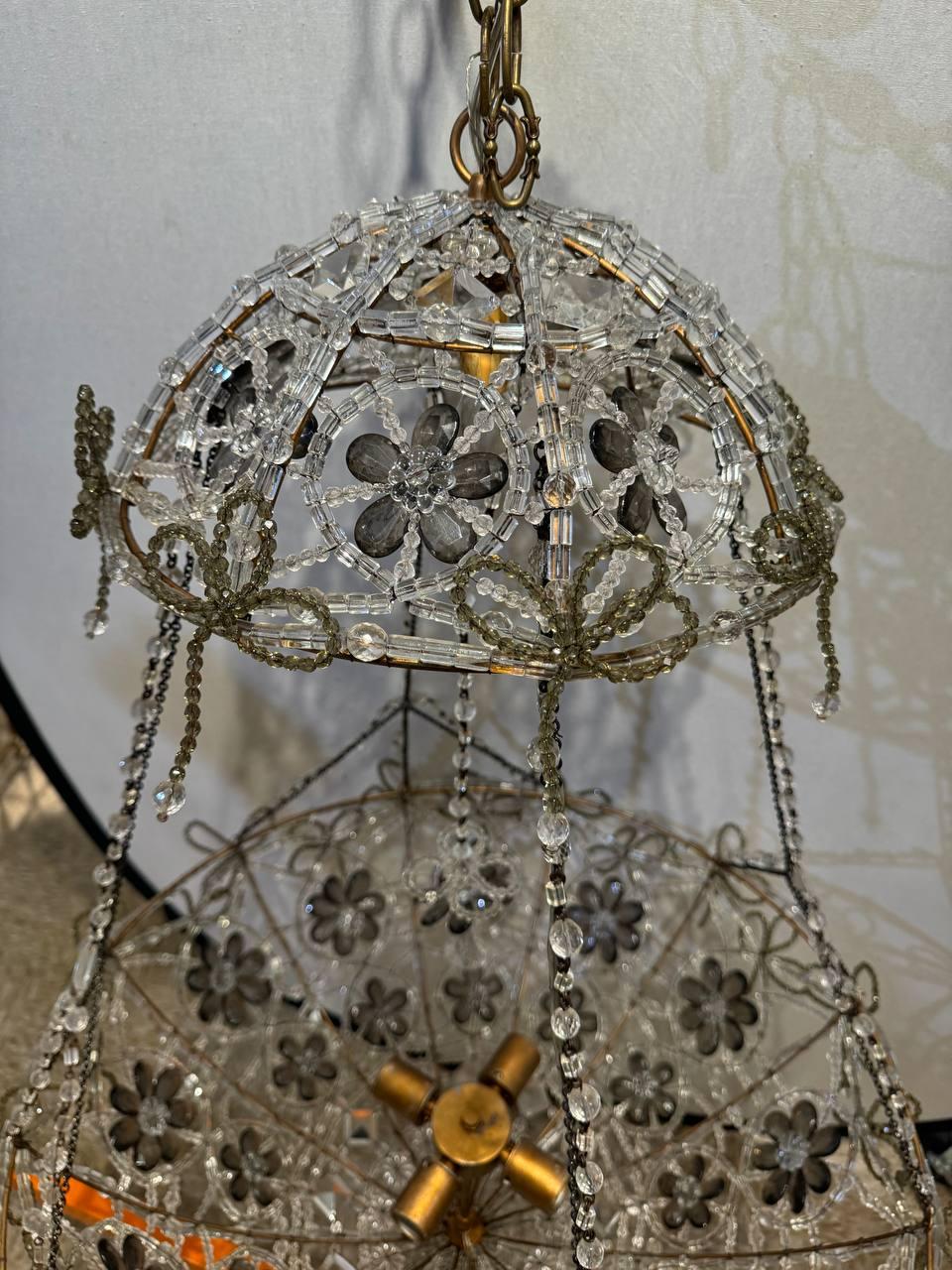 Milieu du XXe siècle Lustre en cristal perlé avec fleurs noires et rubans de cristaux en vente