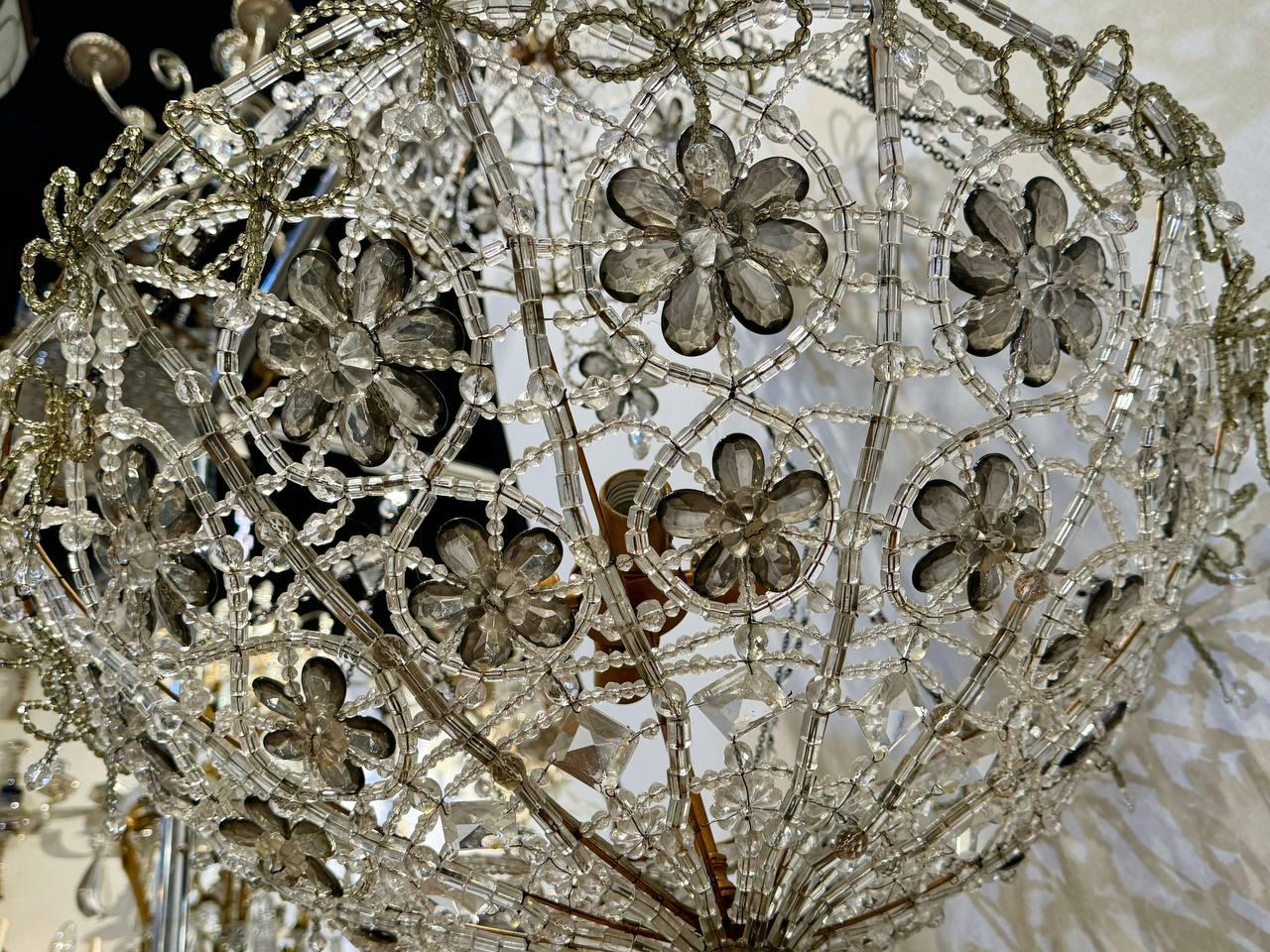 Cristal Lustre en cristal perlé avec fleurs noires et rubans de cristaux en vente