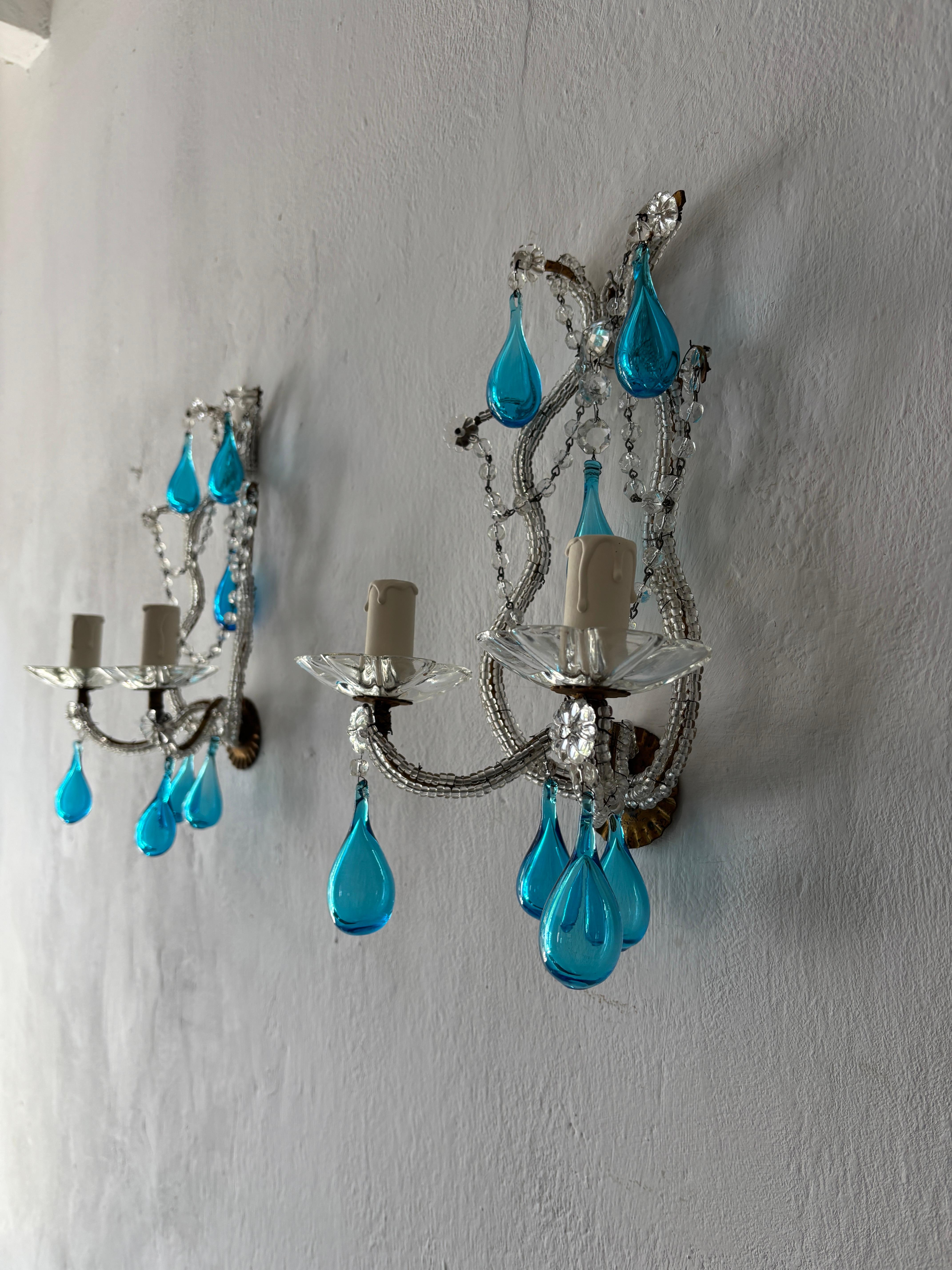 Italiano Perline di cristallo con gocce di Murano soffiate a bocca di colore blu acqua, un pezzo unico in vendita