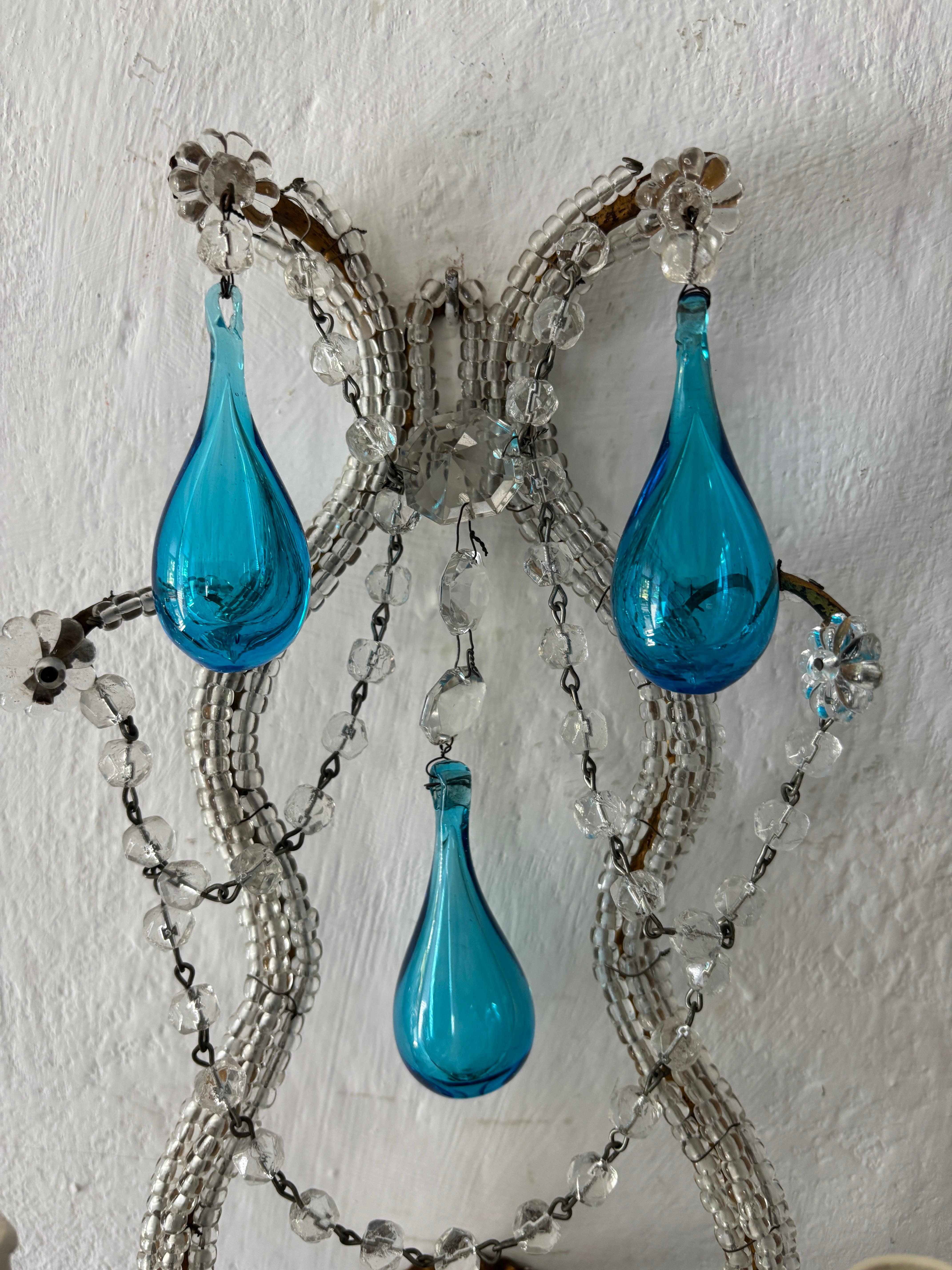Inizio XX secolo Perline di cristallo con gocce di Murano soffiate a bocca di colore blu acqua, un pezzo unico in vendita