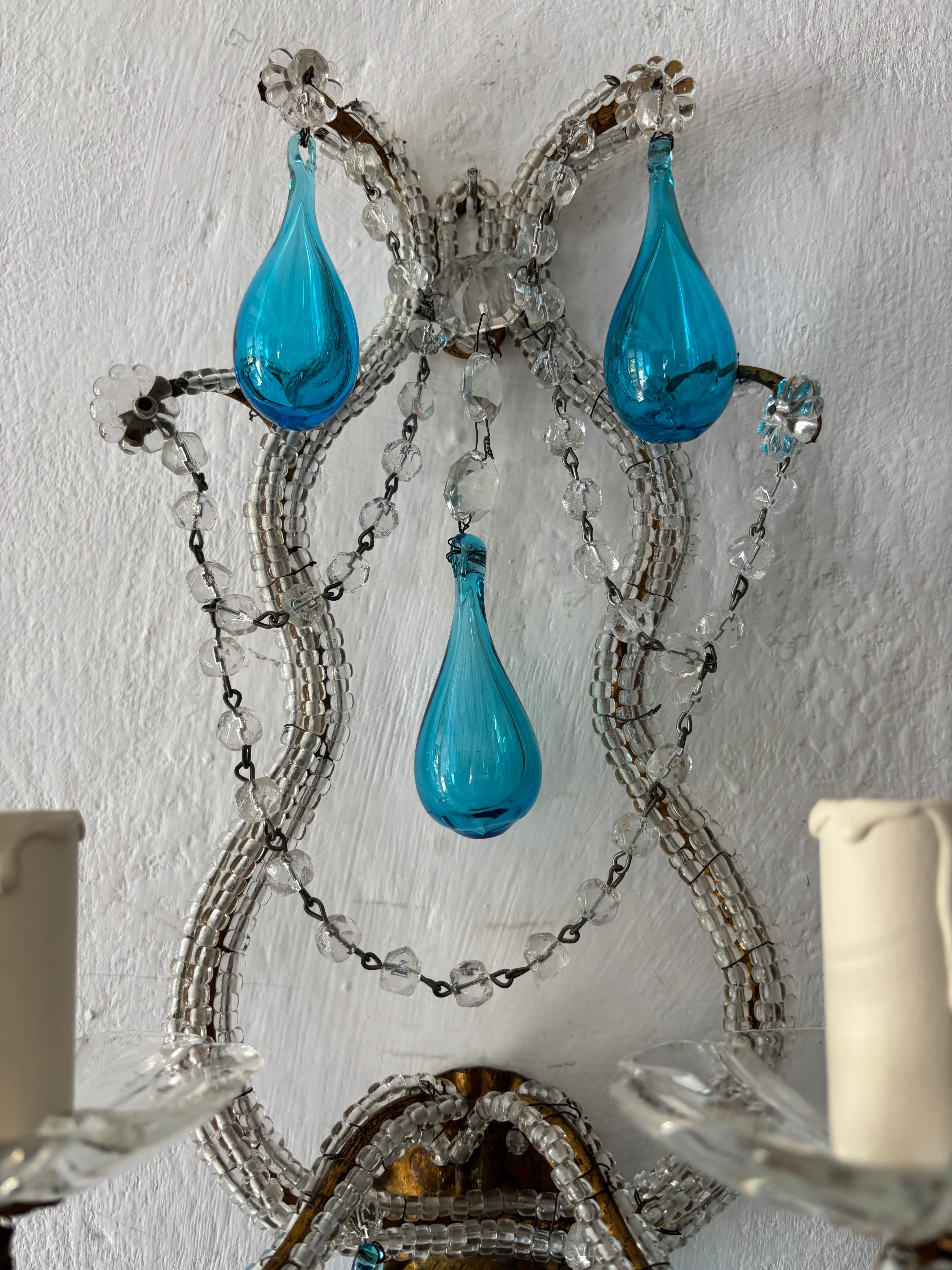 Cristallo Perline di cristallo con gocce di Murano soffiate a bocca di colore blu acqua, un pezzo unico in vendita