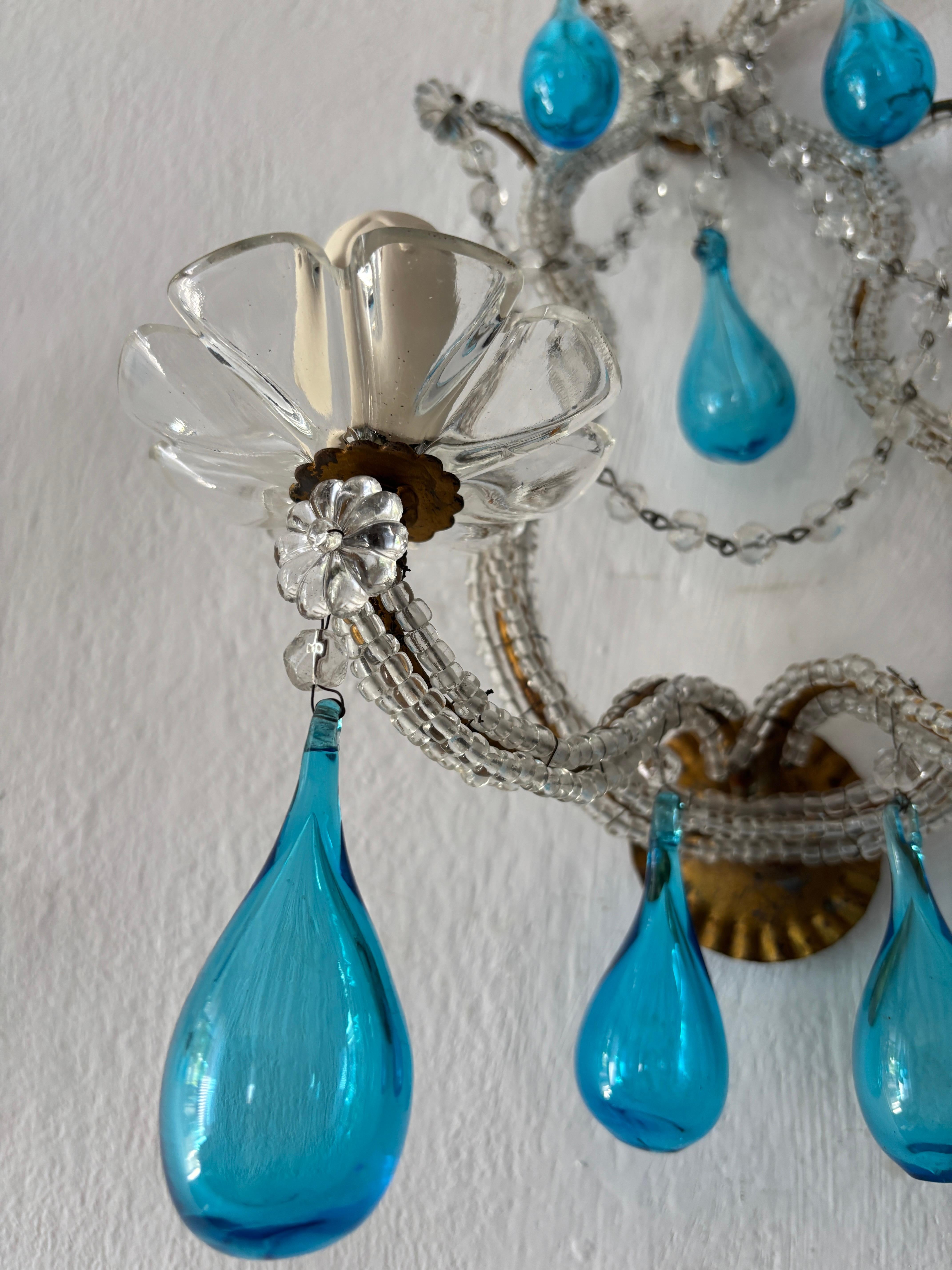 Perline di cristallo con gocce di Murano soffiate a bocca di colore blu acqua, un pezzo unico in vendita 2