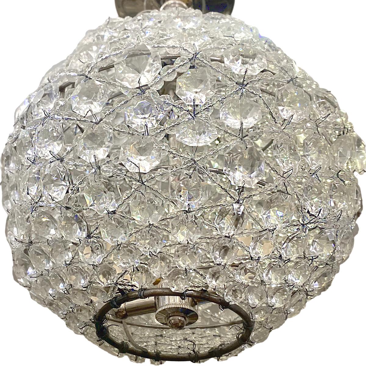 Lanterne française en cristal perlé des années 1940 avec 2 lumières intérieures.

Mesures :
Hauteur : 16