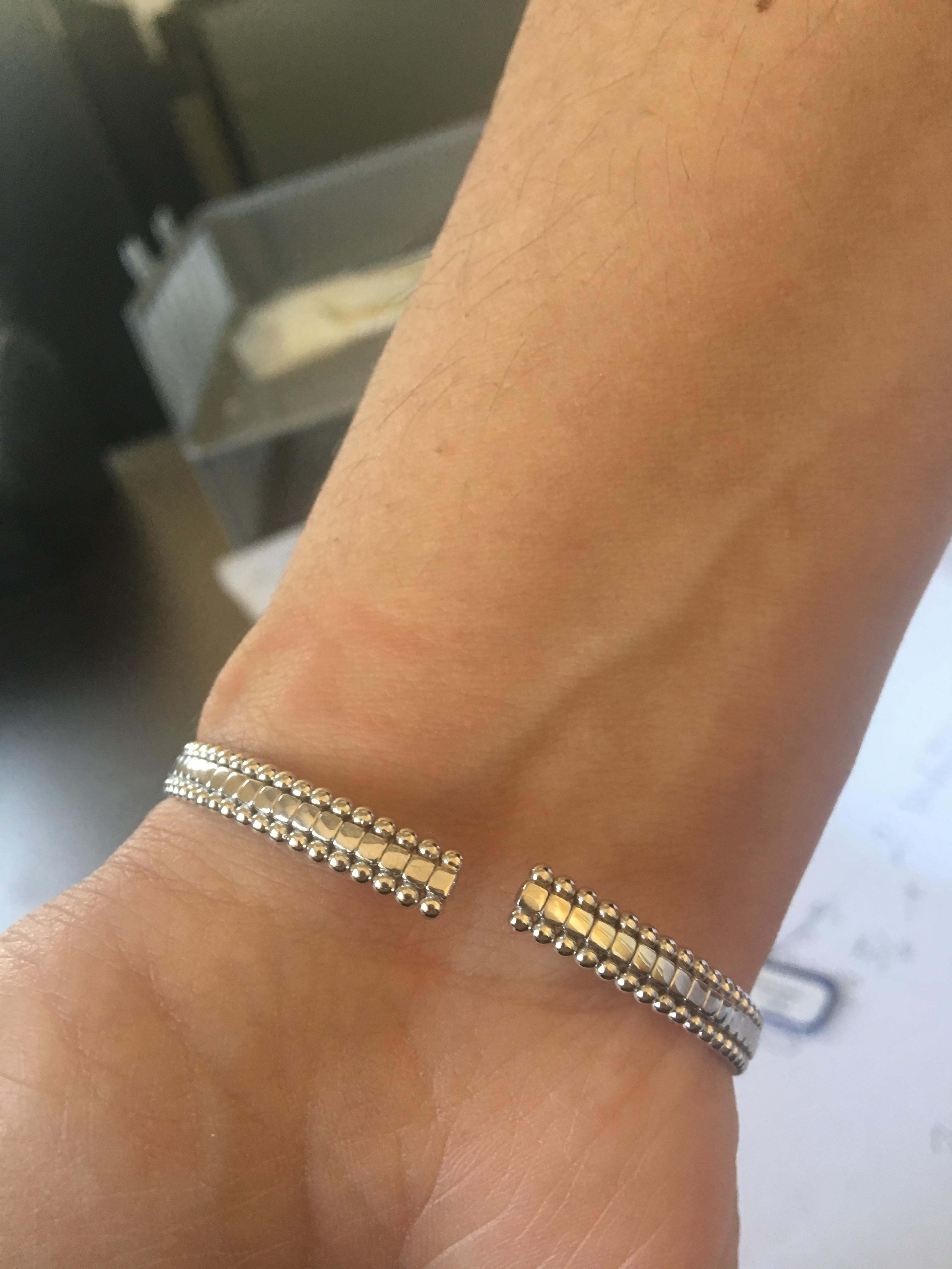 Moderne Bracelets jonc tricolores souples en perles et diamants en vente