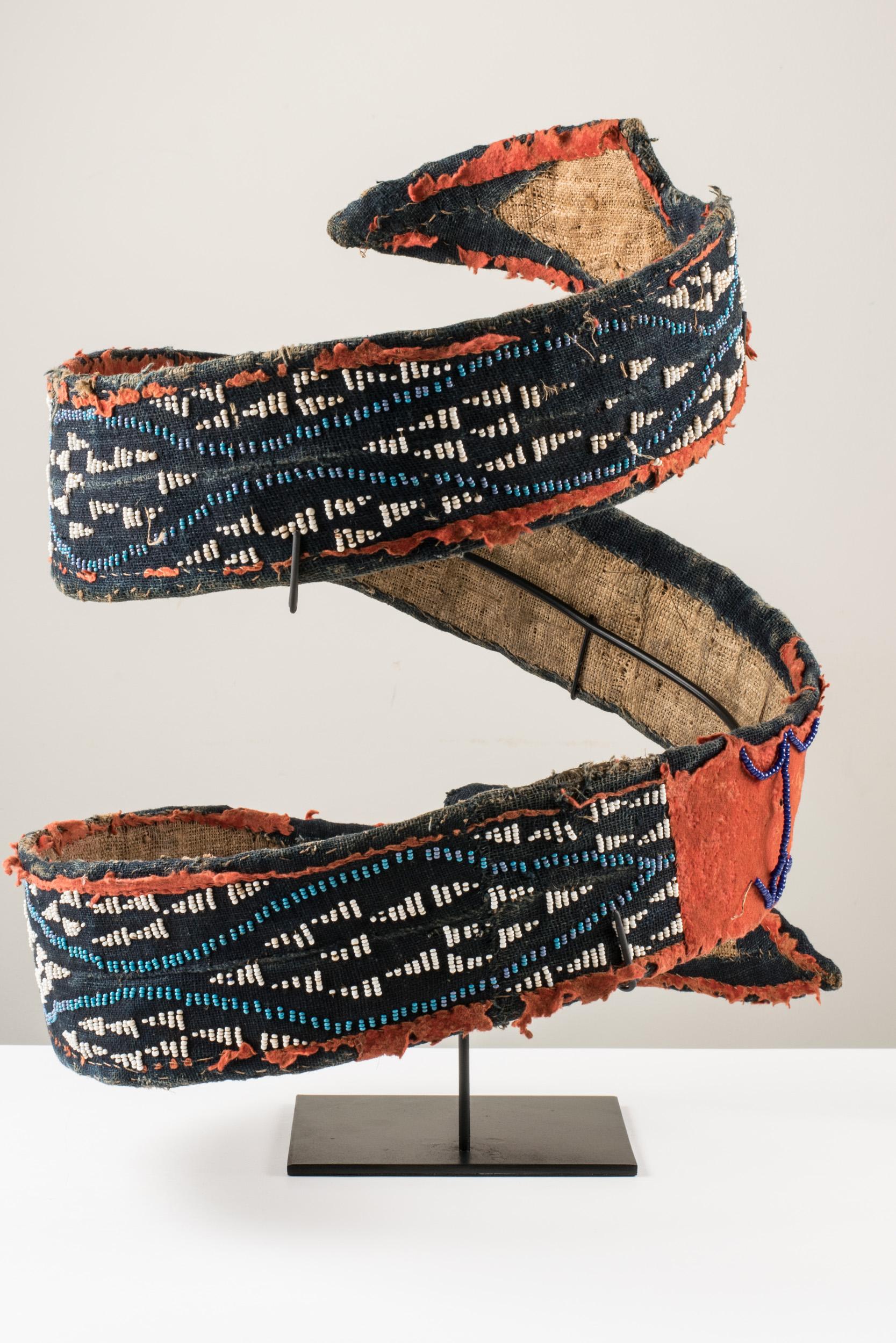 Sculpté à la main Ceinture serpent à double tête perlée, peuple des Grasslands, Cameroun en vente