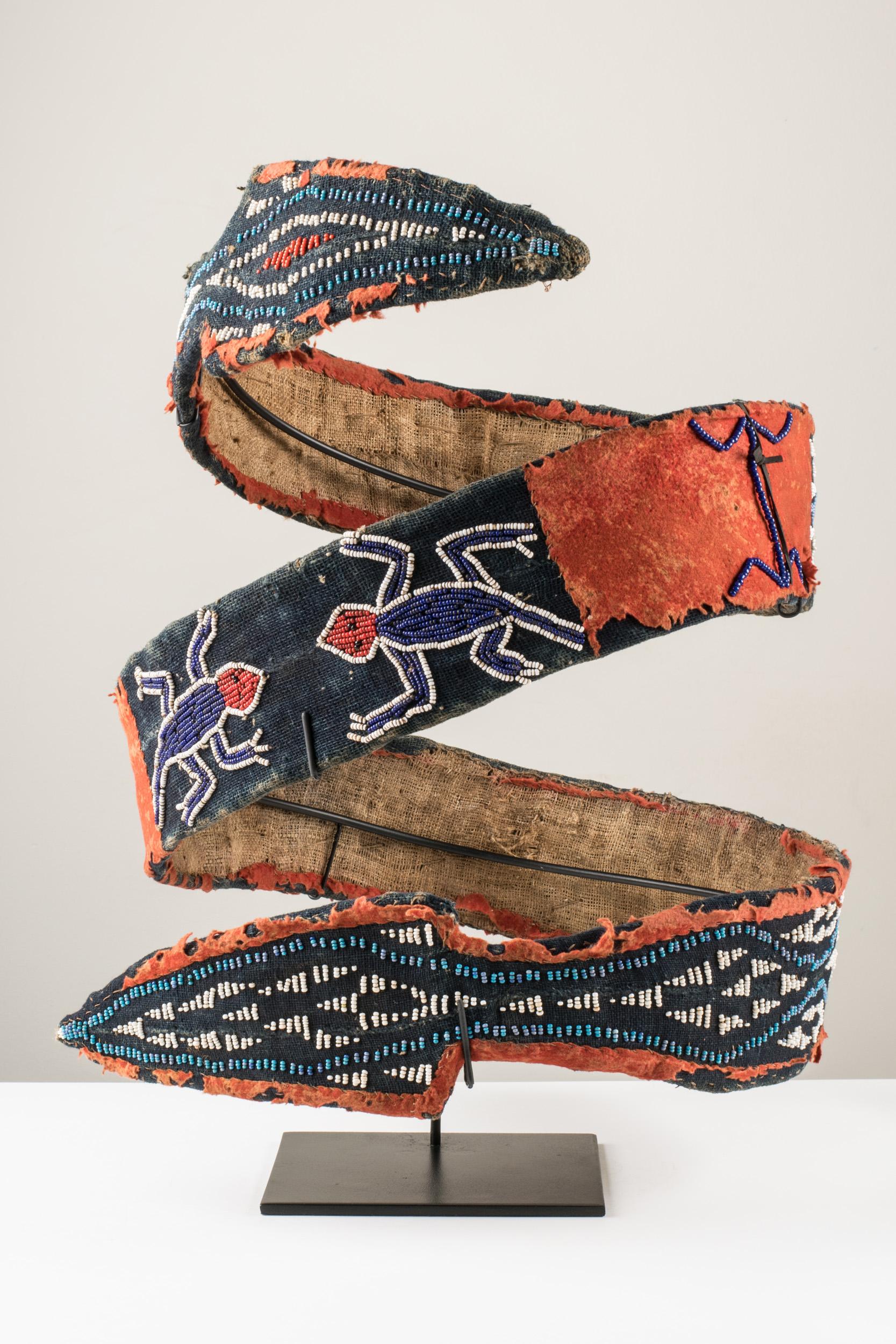 Ceinture serpent à double tête perlée, peuple des Grasslands, Cameroun Bon état - En vente à Leuven , BE