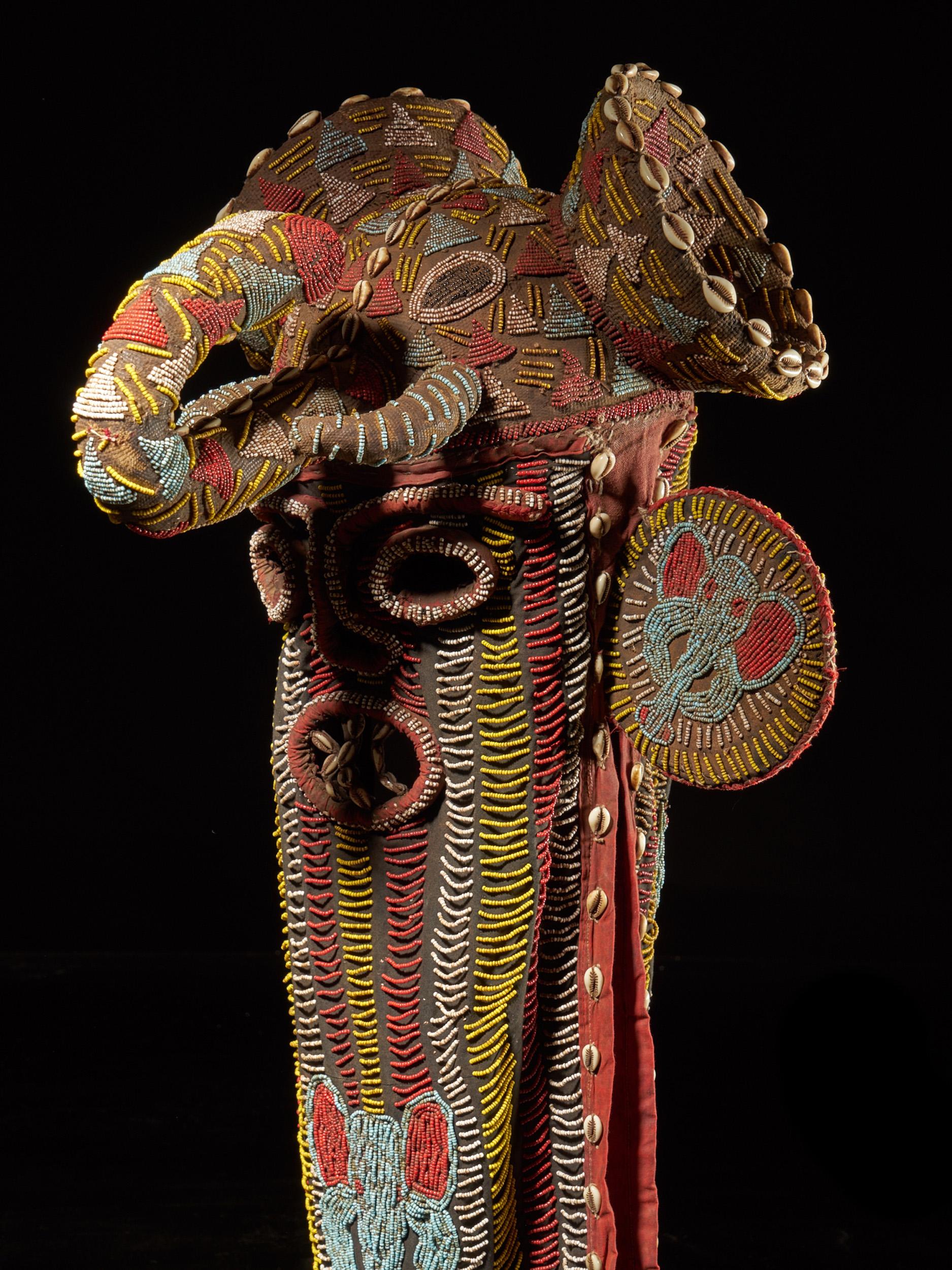 Camerunese Beaded Elephant Mask, Grassland People, Cameroon in vendita