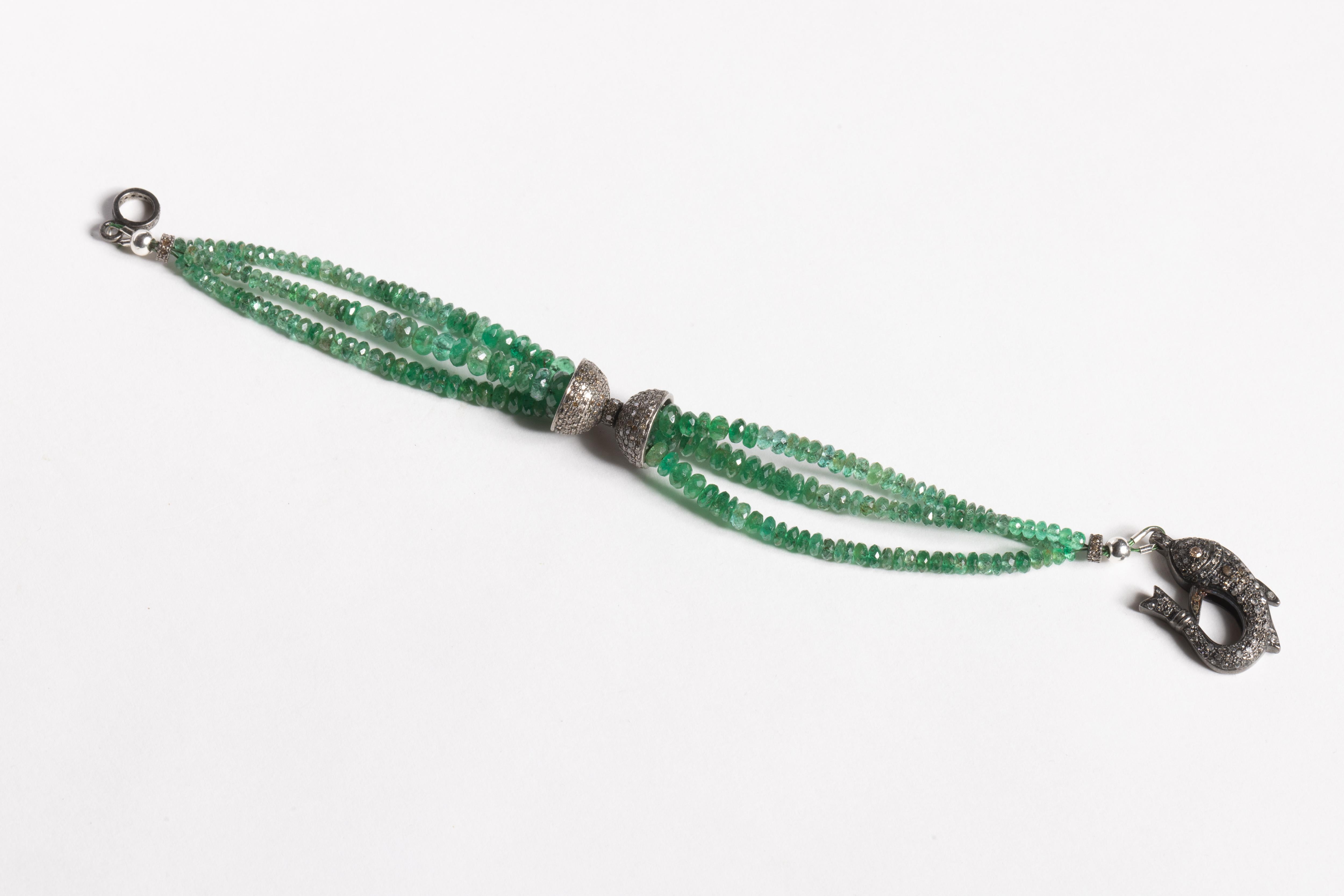 Ein dreifacher Strang aus facettierten kolumbianischen Smaragdperlen mit einem Fischmotiv-Verschluss mit pave`-gefassten Diamanten und einem doppelten Cap-Top, ebenfalls mit runden, pave`-gefassten Diamanten. Von Deborah Lockhart Phillips. 

Die