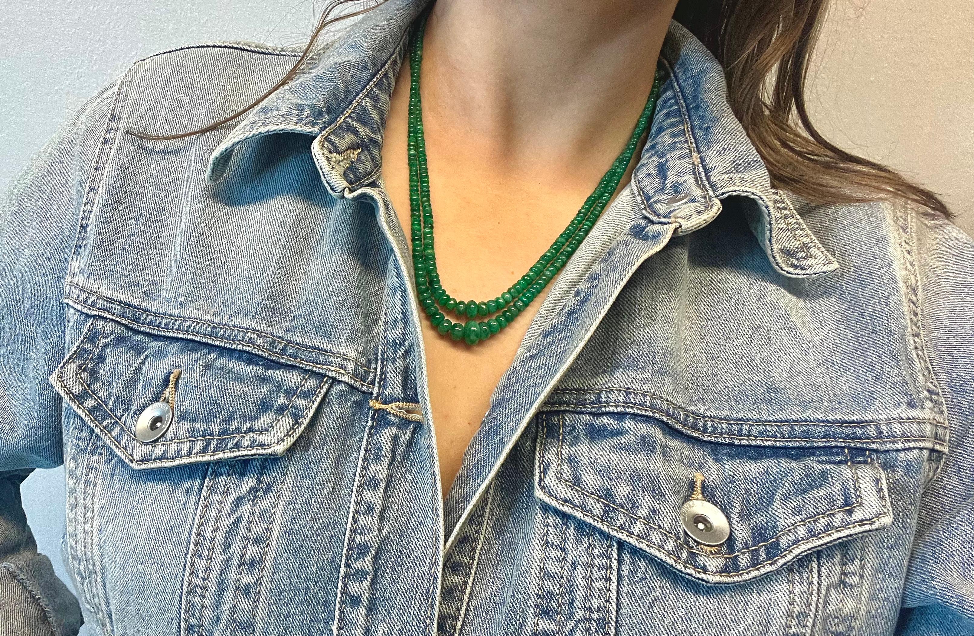 Round Cut Beaded 125 Carats Emerald Necklace with 14 Karat White Gold Diamond Pendant For Sale