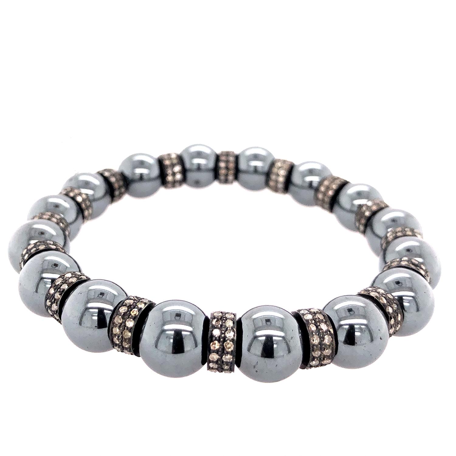 Il bracciale estensibile con perline, ematite e diamanti, in argento, è bello e facile da indossare.

Argento: 4,55 g.
Diamante: 1,95cts
