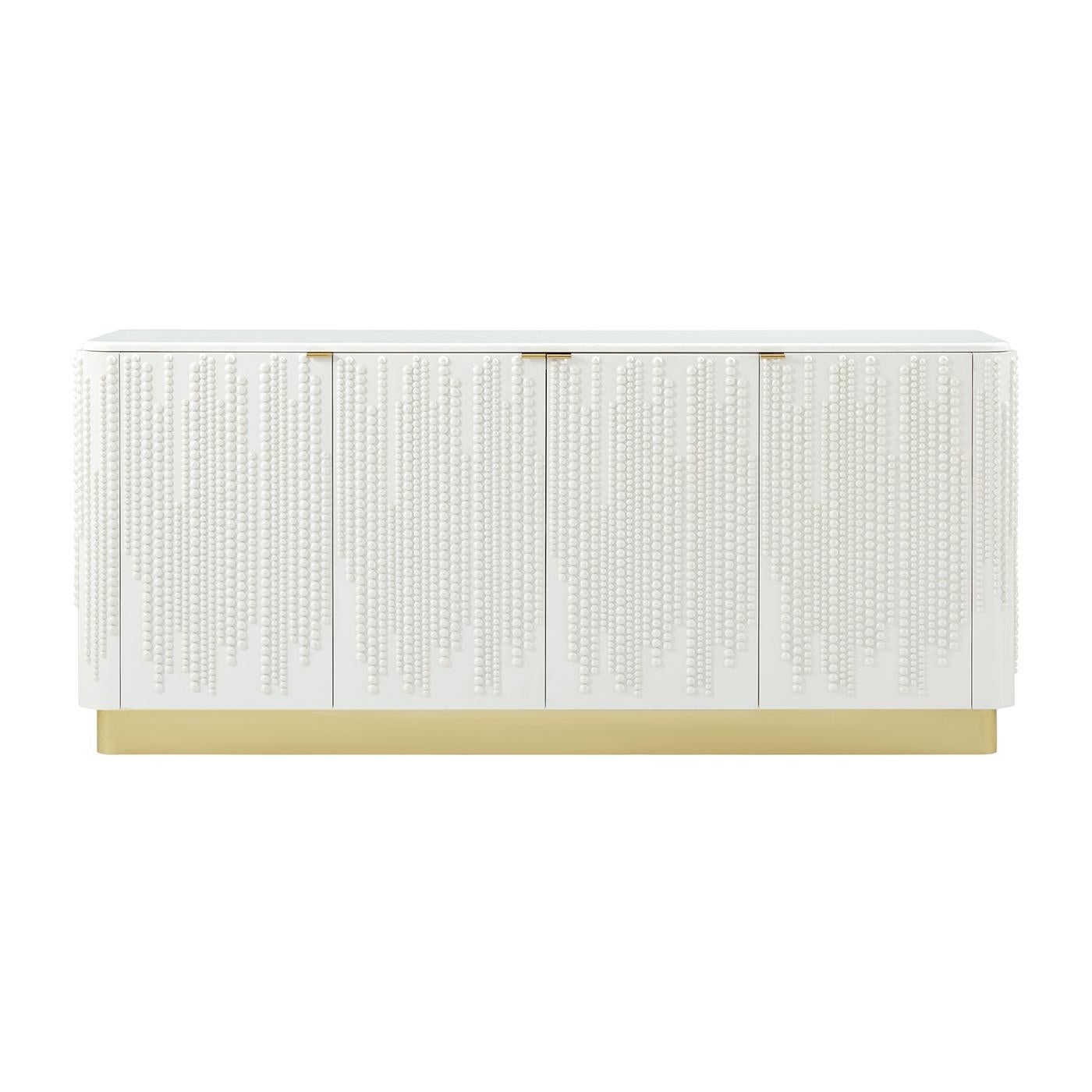 Realizzato meticolosamente a mano, presenta decorazioni di perle a cascata su entrambe le ante, creando un accattivante effetto scultoreo.

Realizzato in legno con un'elegante finitura lucida, il mobile è ancorato da una base a zoccolo in ottone