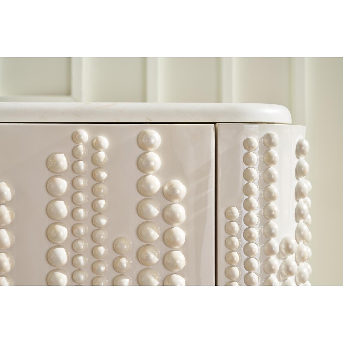 Credenza Hollywood Regency a quattro ante con perline In condizioni Nuovo in vendita a Westwood, NJ