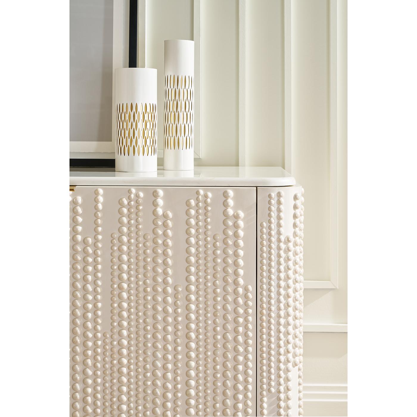 XXI secolo e contemporaneo Credenza Hollywood Regency a quattro ante con perline in vendita