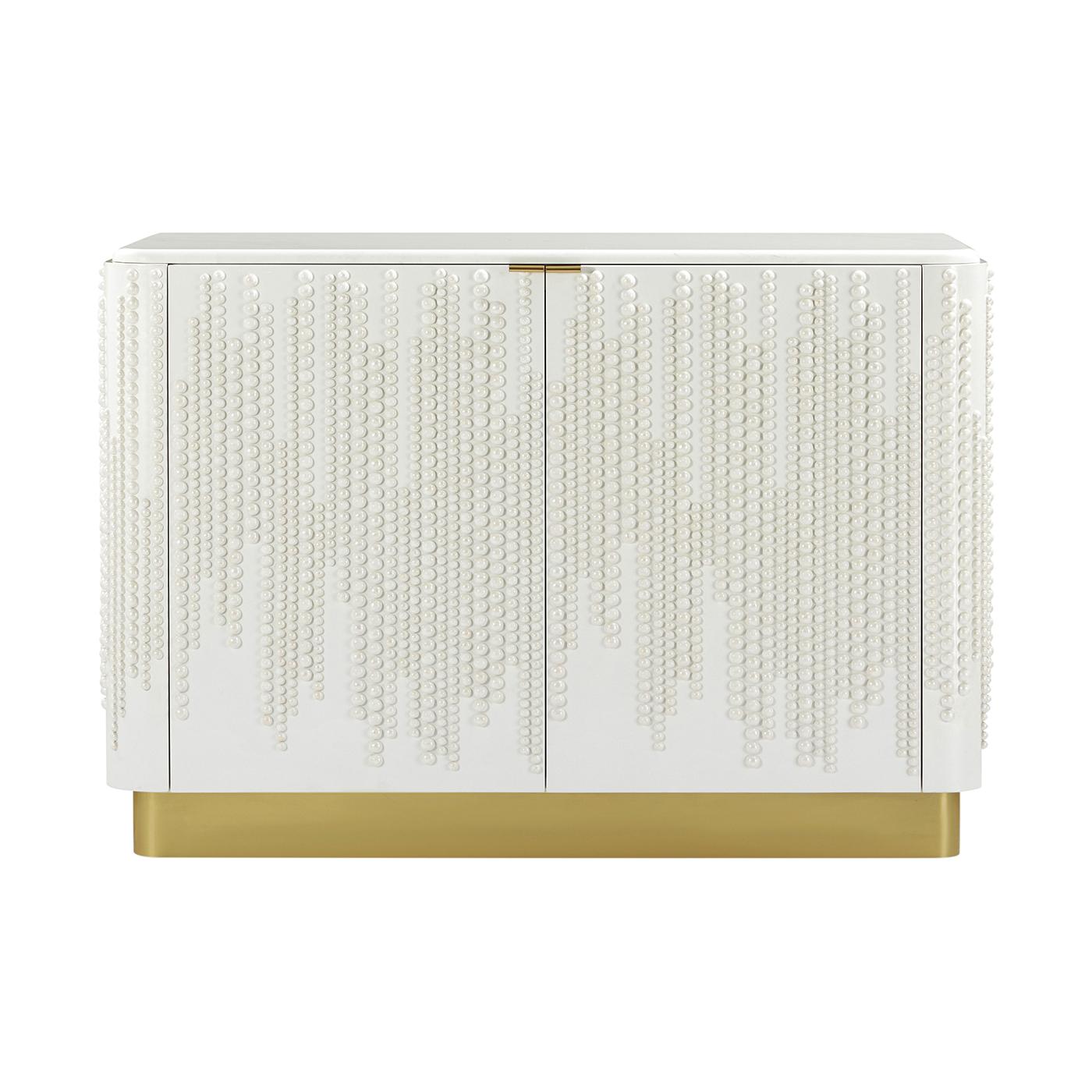 Realizzato meticolosamente a mano, presenta decorazioni di perle a cascata su entrambe le ante, creando un accattivante effetto scultoreo.

Realizzato in legno con un'elegante finitura lucida, il mobile è ancorato da una base a zoccolo in ottone