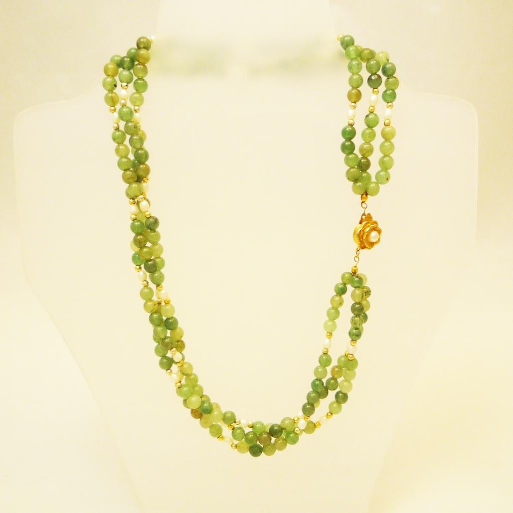 Jade necklace, three rows
Jade necklace in three rows with gold-plated clasp, various shades of green with river beads

around 1950
chain length 47 cm