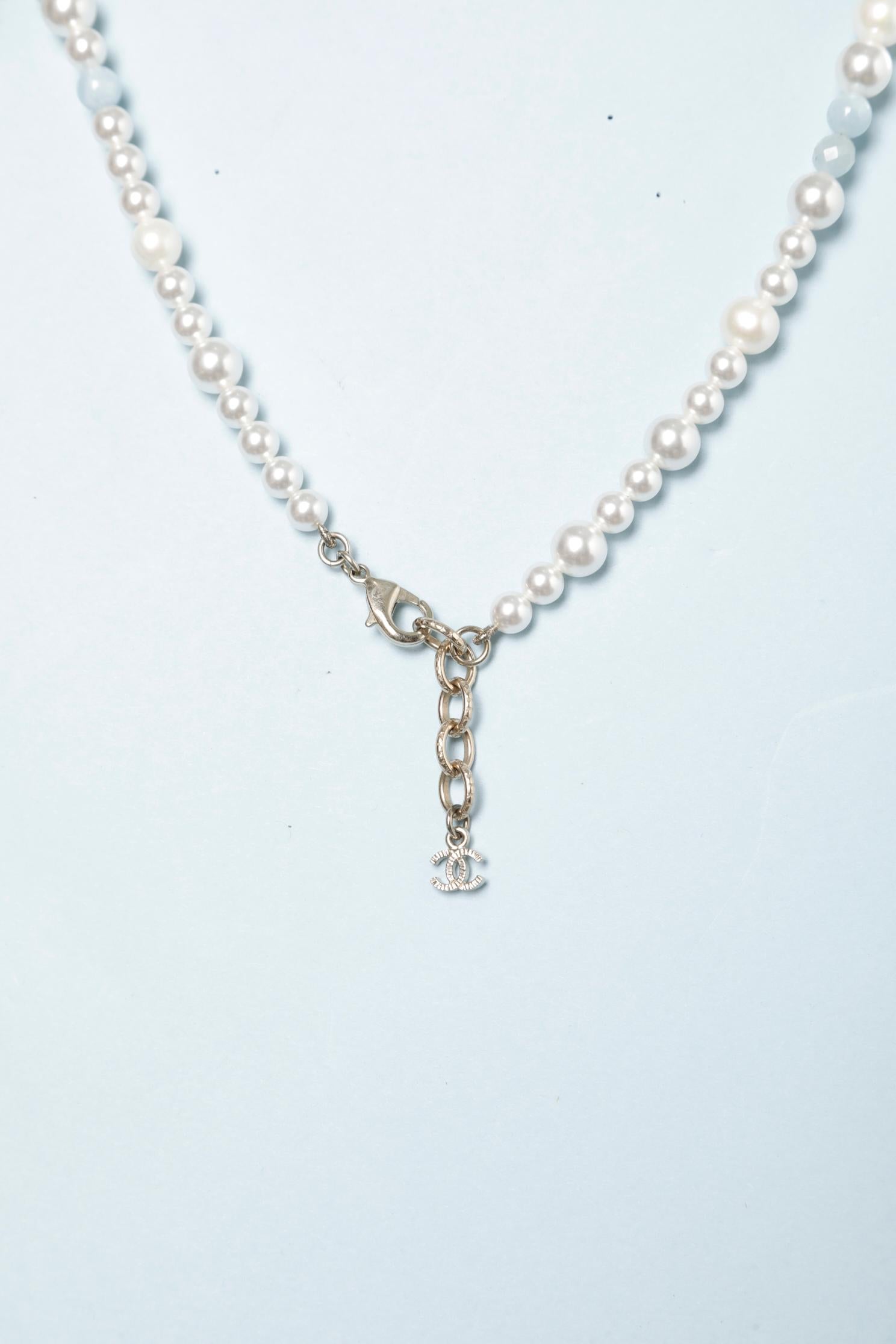 Beaded long neckless with pearls and silver beads 