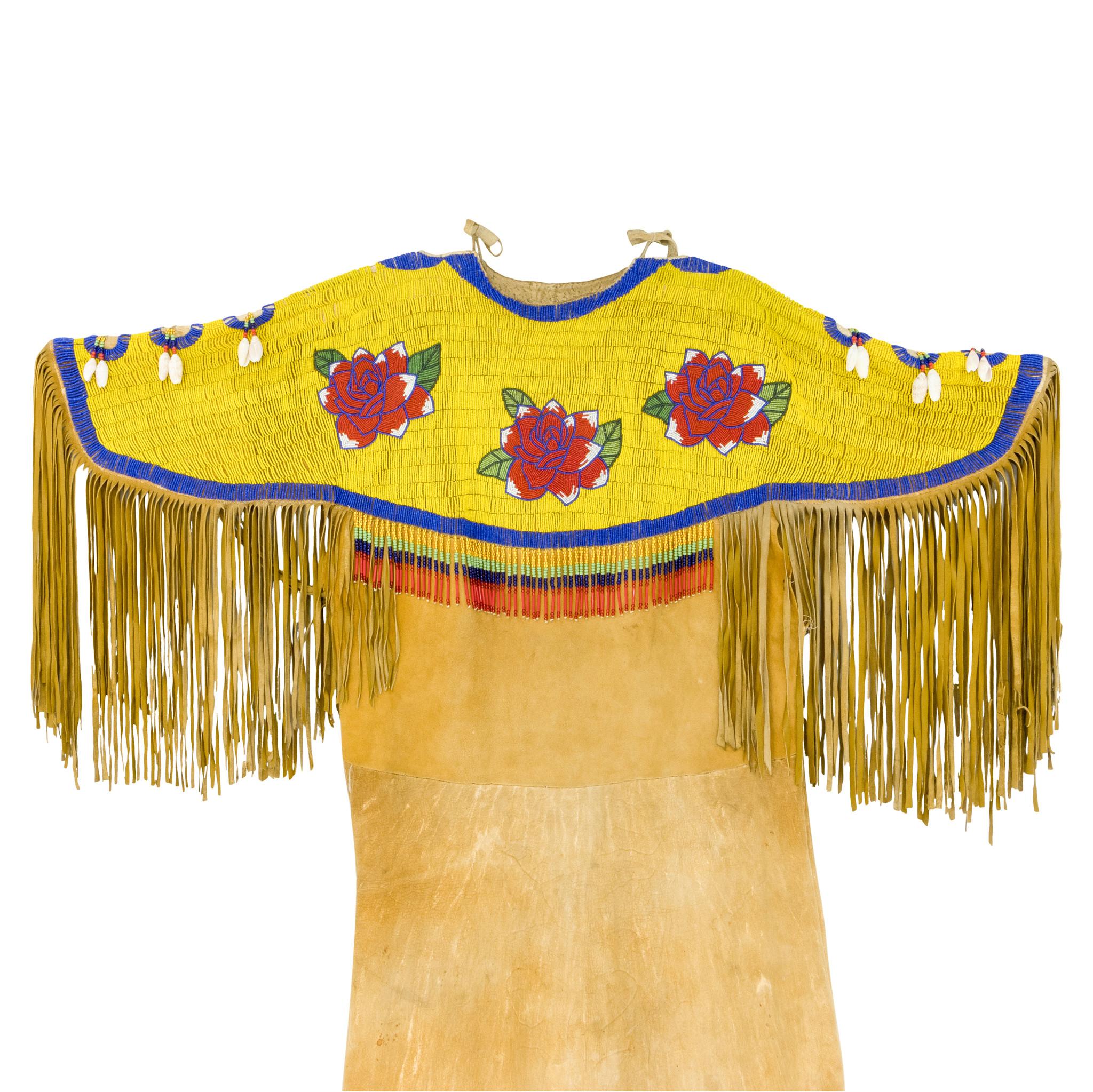 Abito da nativo americano Yakama con mantello con perline, uguale su entrambi i lati. Cervello/abbronzato affumicato con petto sostituito di abbronzato commerciale. Sfondo giallo brillante con disegno floreale rosa, conchiglie e perline, frangia