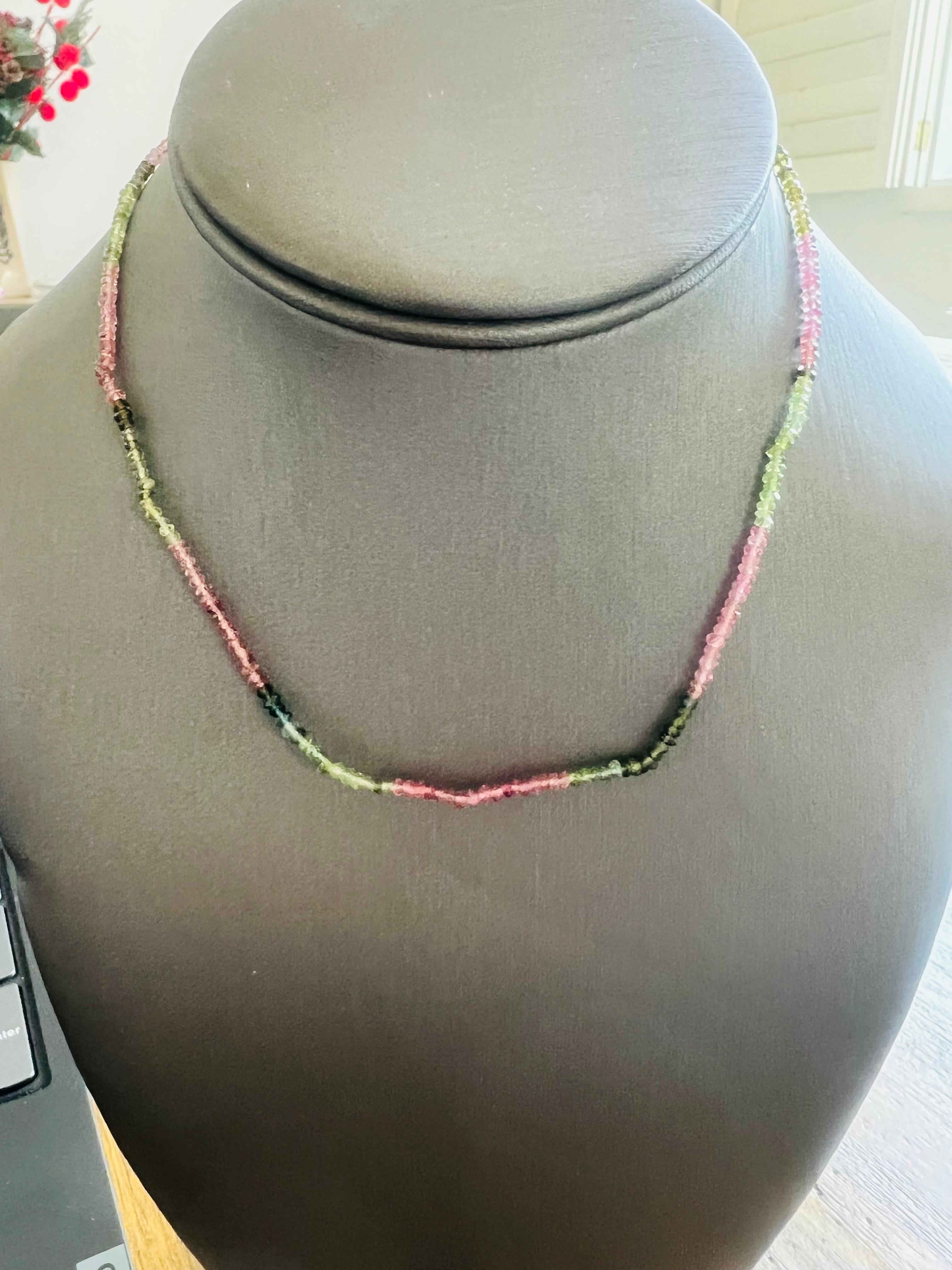 Donna Collana con perline in tormalina naturale e oro 18 carati in vendita