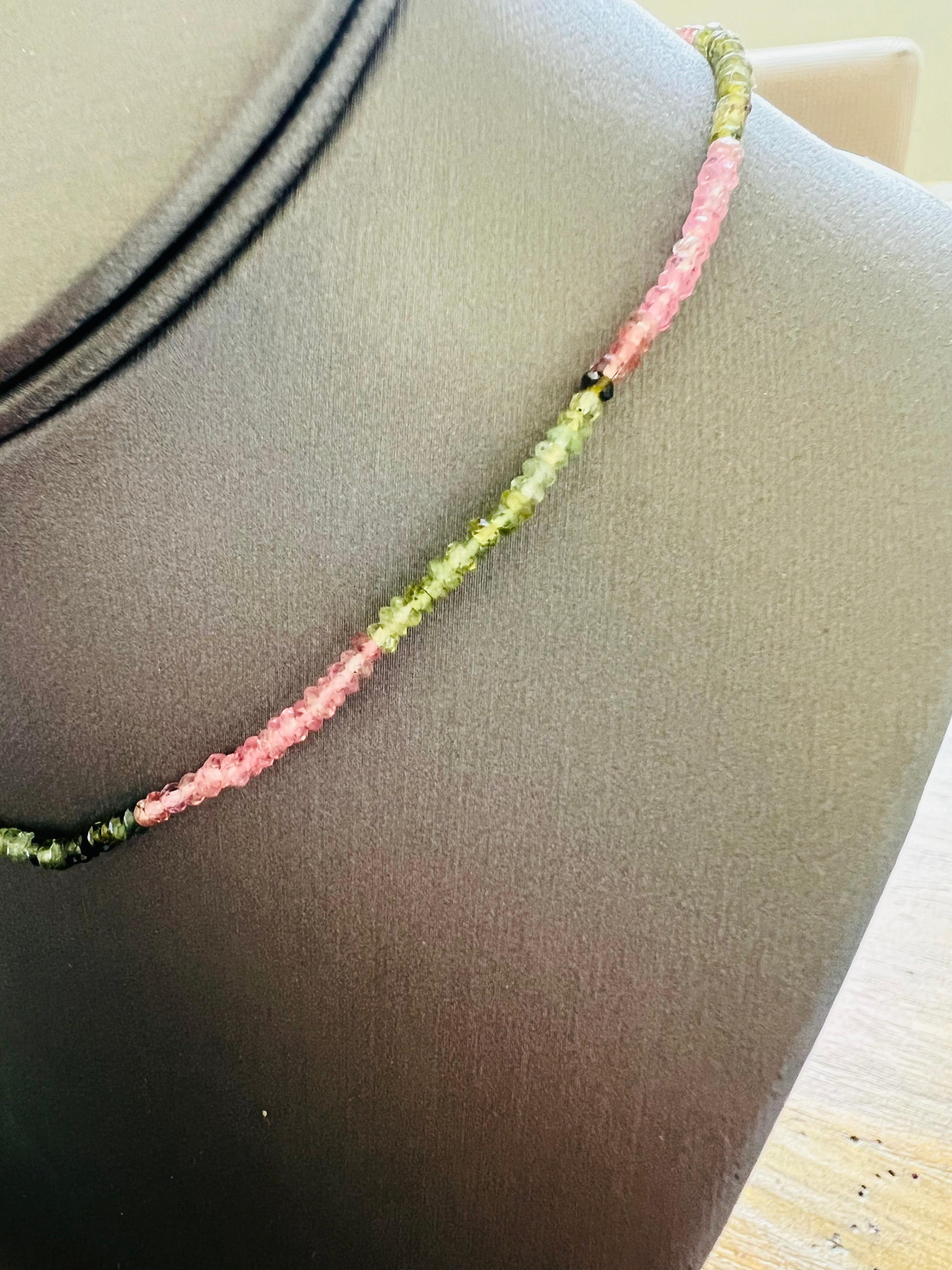 Collana con perline in tormalina naturale e oro 18 carati in vendita 2