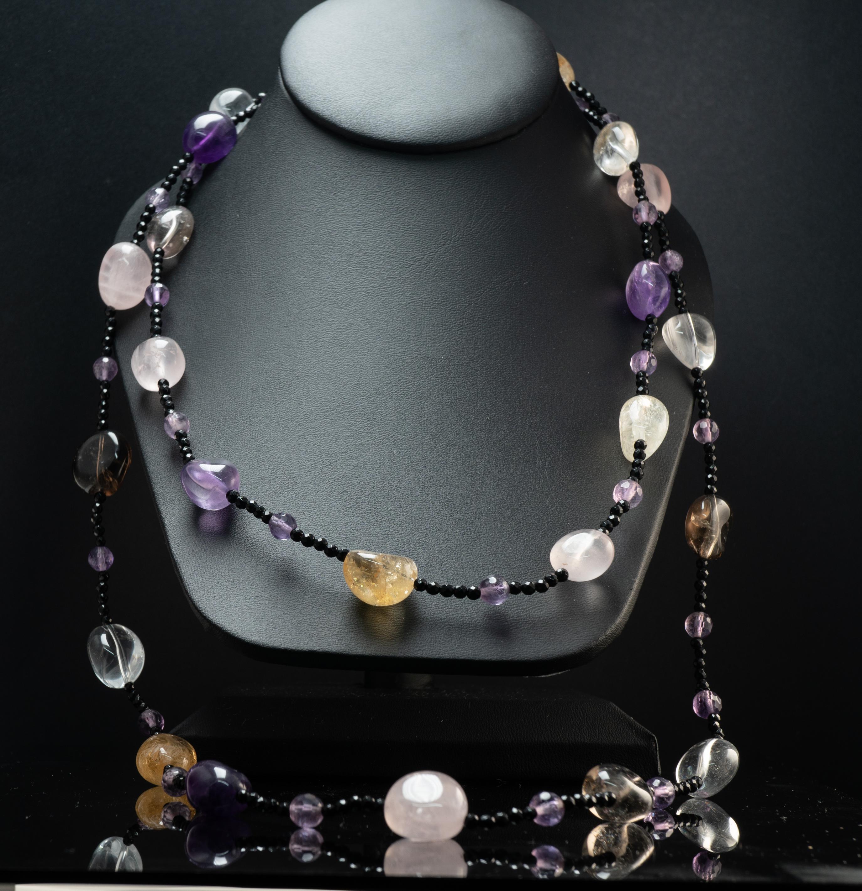 Perlenkette Spinell Edelsteine Amethyst Citrin Quarz Lange Unendlichkeit Oper Länge 

Diese wunderschöne Perlenkette besteht aus einem 2,5 mm großen, facettierten schwarzen Spinell und Halbedelsteinen wie Amethyst, Citrin, klarem und Rauchquarz, die