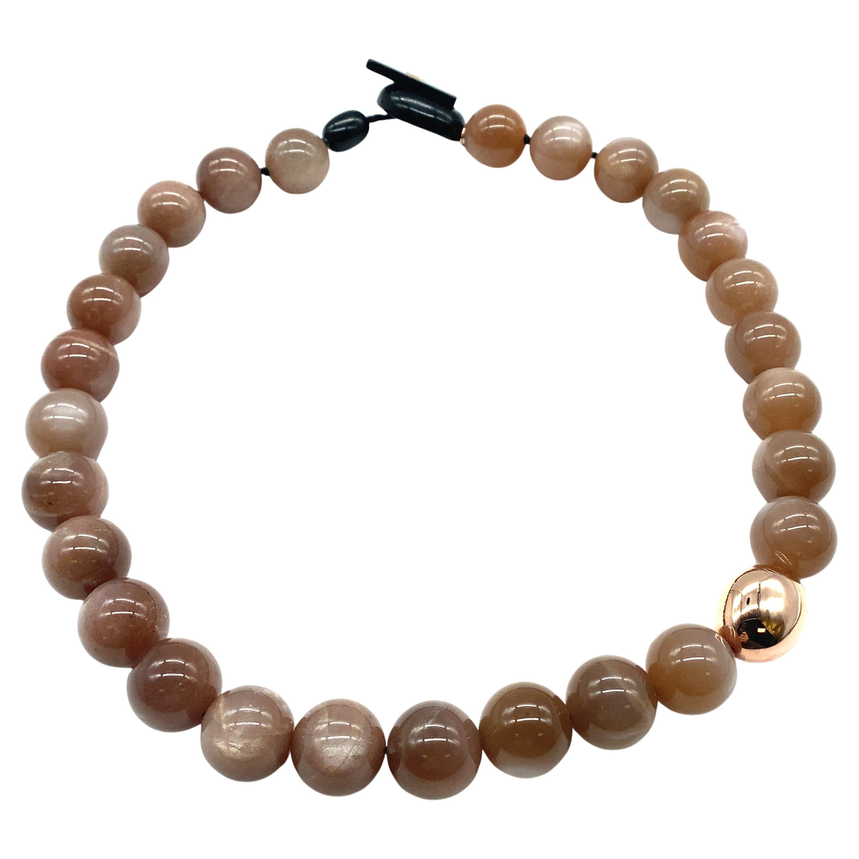 Discover our collection of moonstone, gold and bakelite pearl necklaces by Mesure et Art du Temps.

These French pearl necklaces come with a magnificent peach moonstone, measuring 1 cm in diameter. The necklace's easy-to-handle closure is made of