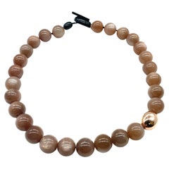 Colliers de perles avec pierre de lune pêche, or et bakélite