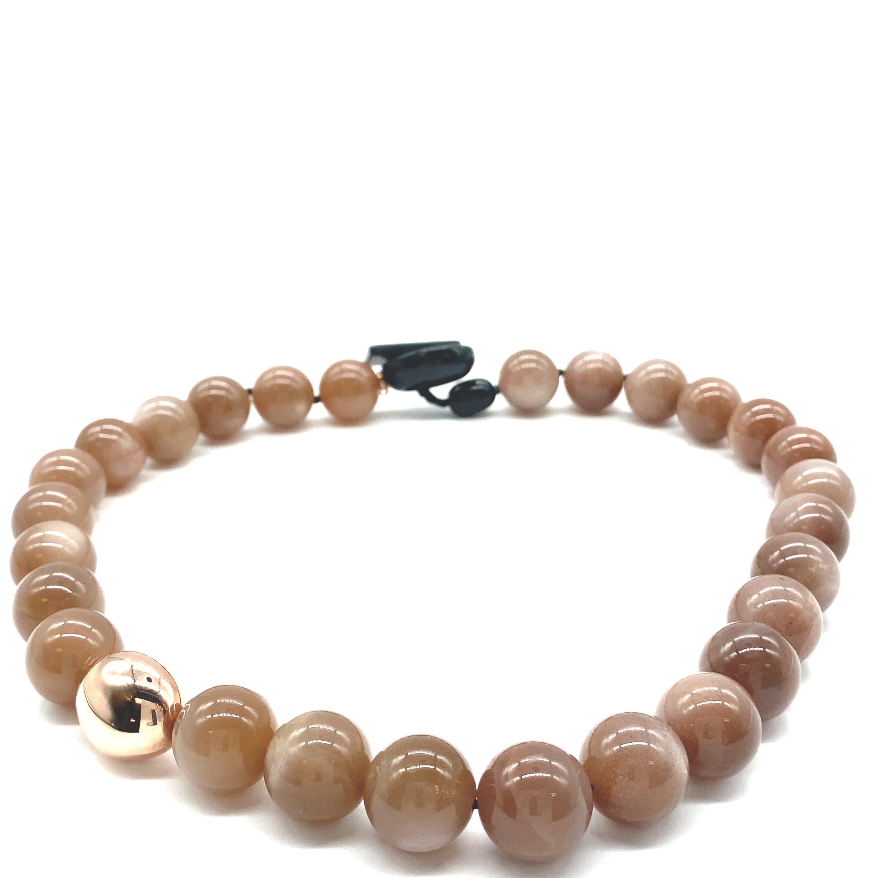 Perle Colliers de perles avec pierre de lune pêche, or et bakélite en vente