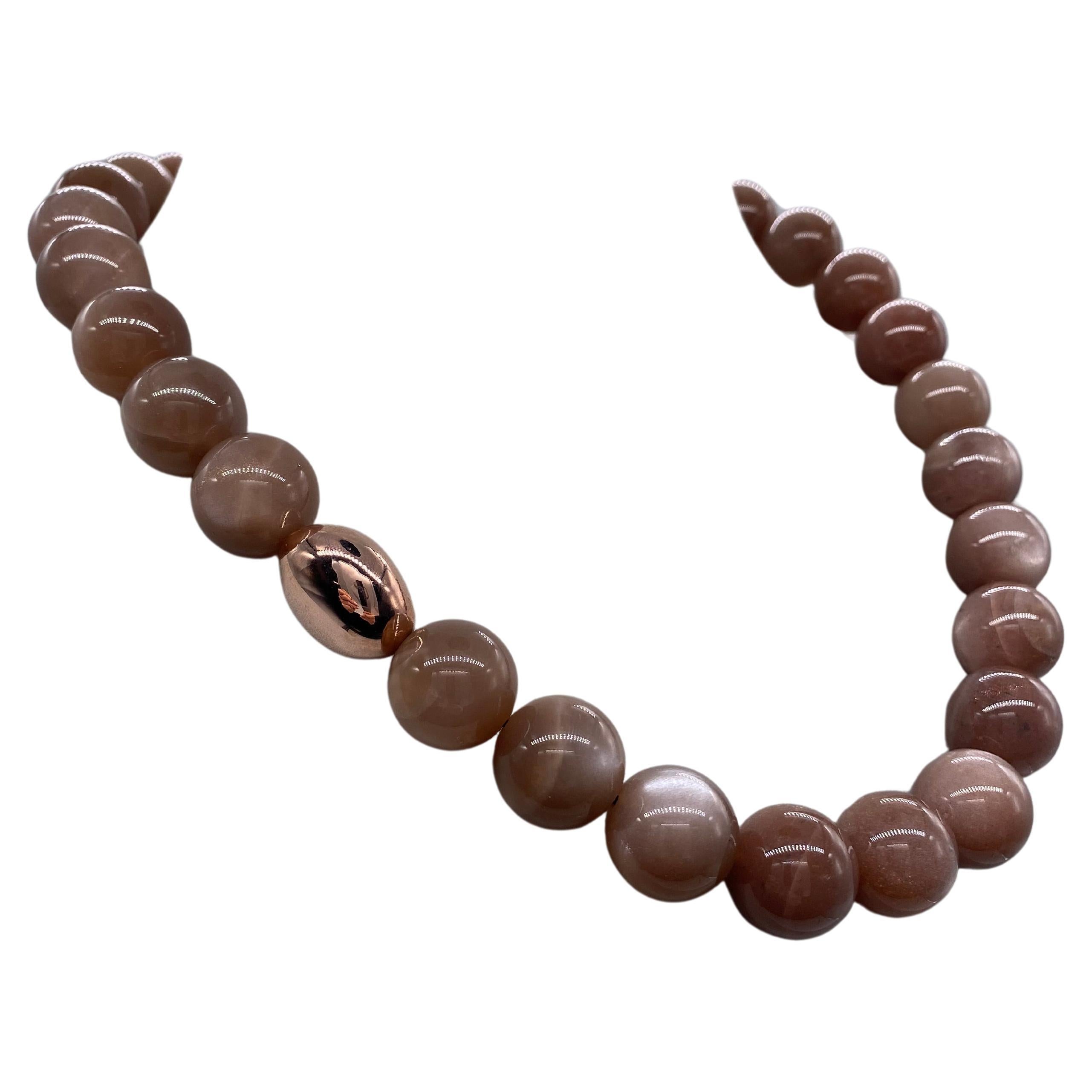 Colliers de perles avec pierre de lune pêche, or et bakélite en vente