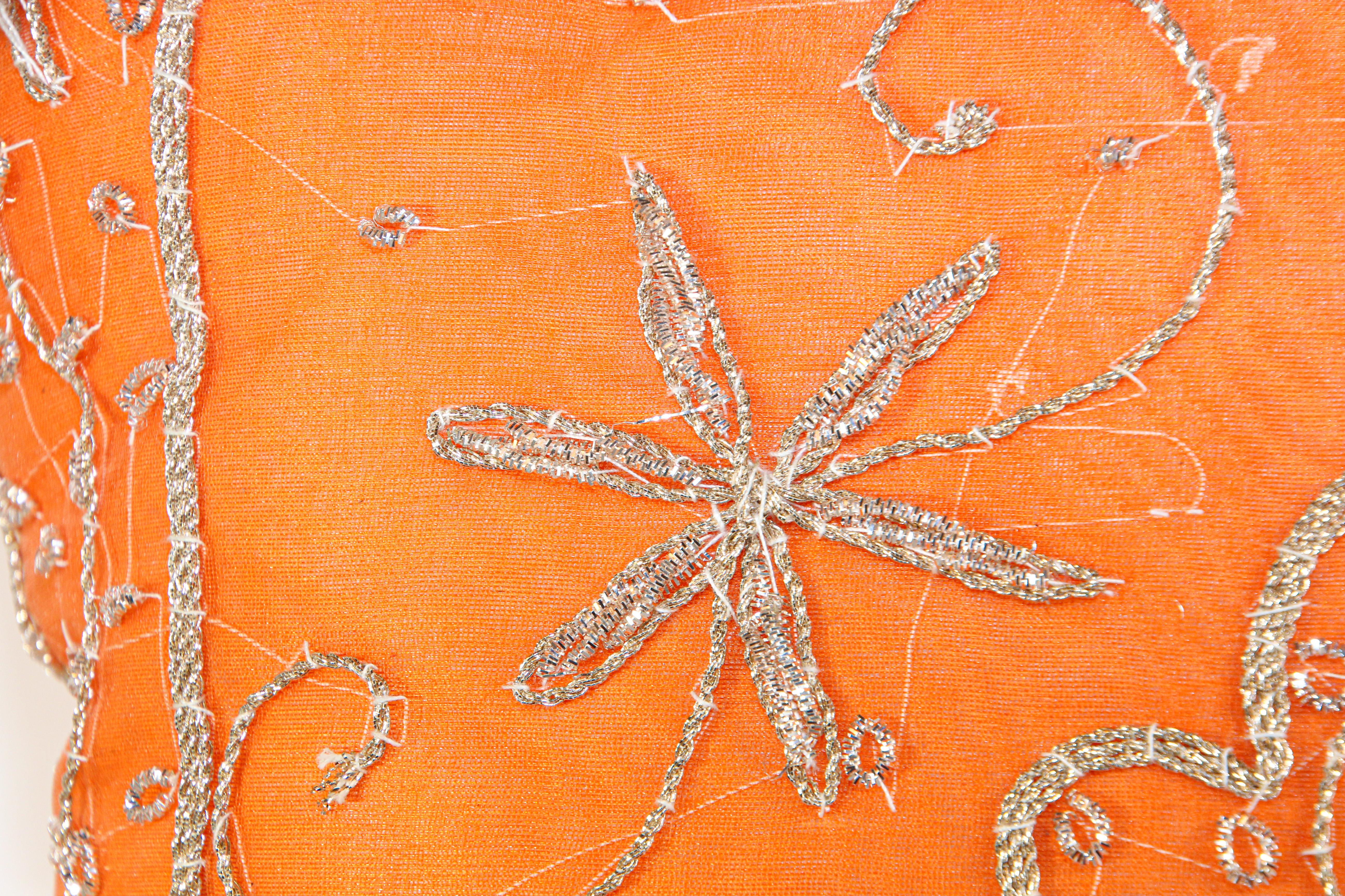 Coussin orange perlé orné de sequins en vente 3