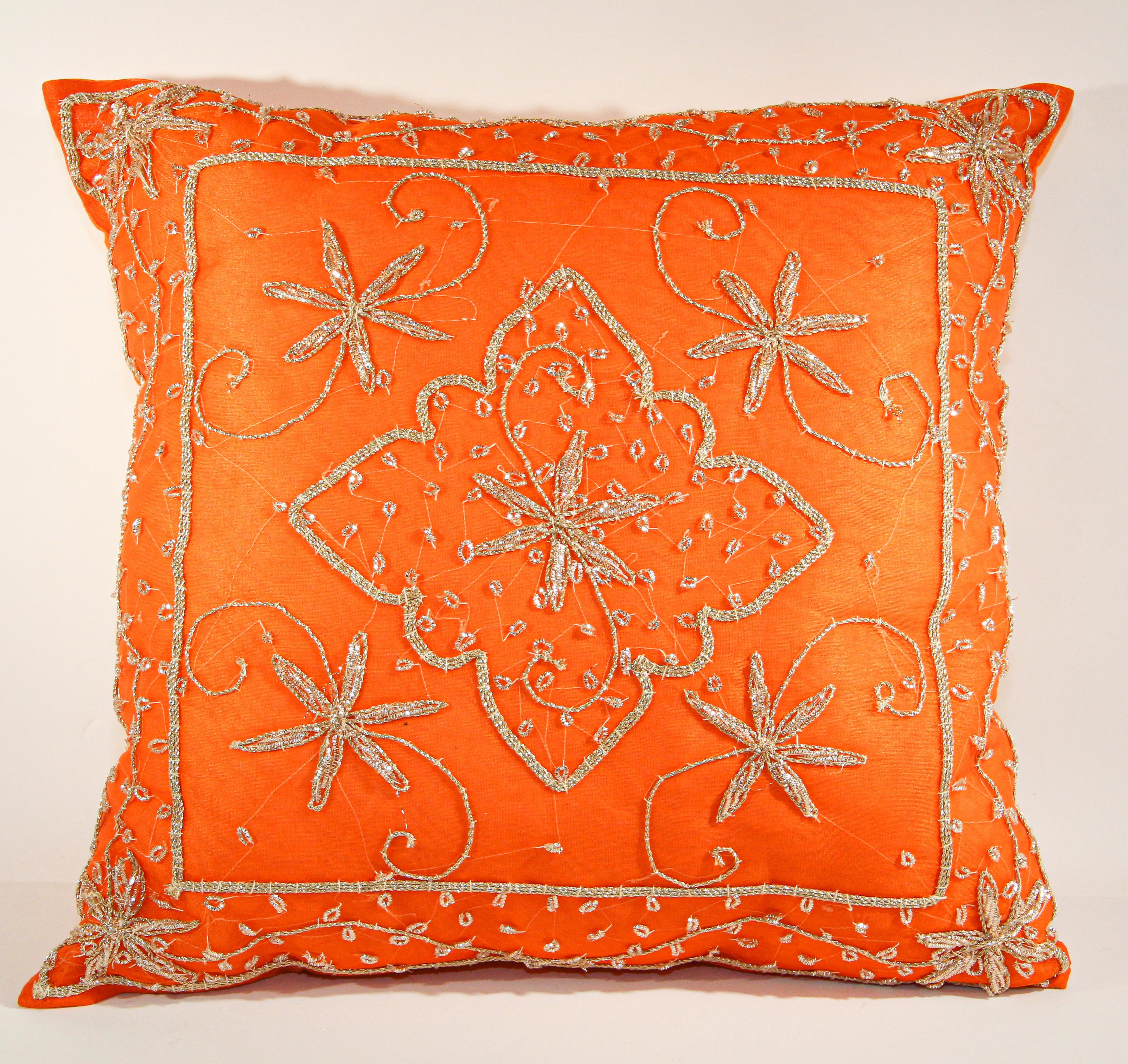 Throw dekorativen Akzent orange Kissen bestickt und Pailletten mit stark verschönert Grenze der metallischen maurischen Fäden, Silberperlen Stickerei auf orange Grund schillernden Blumen und Ranken.
Ideal, um Eleganz und Luxus in Ihr marokkanisches