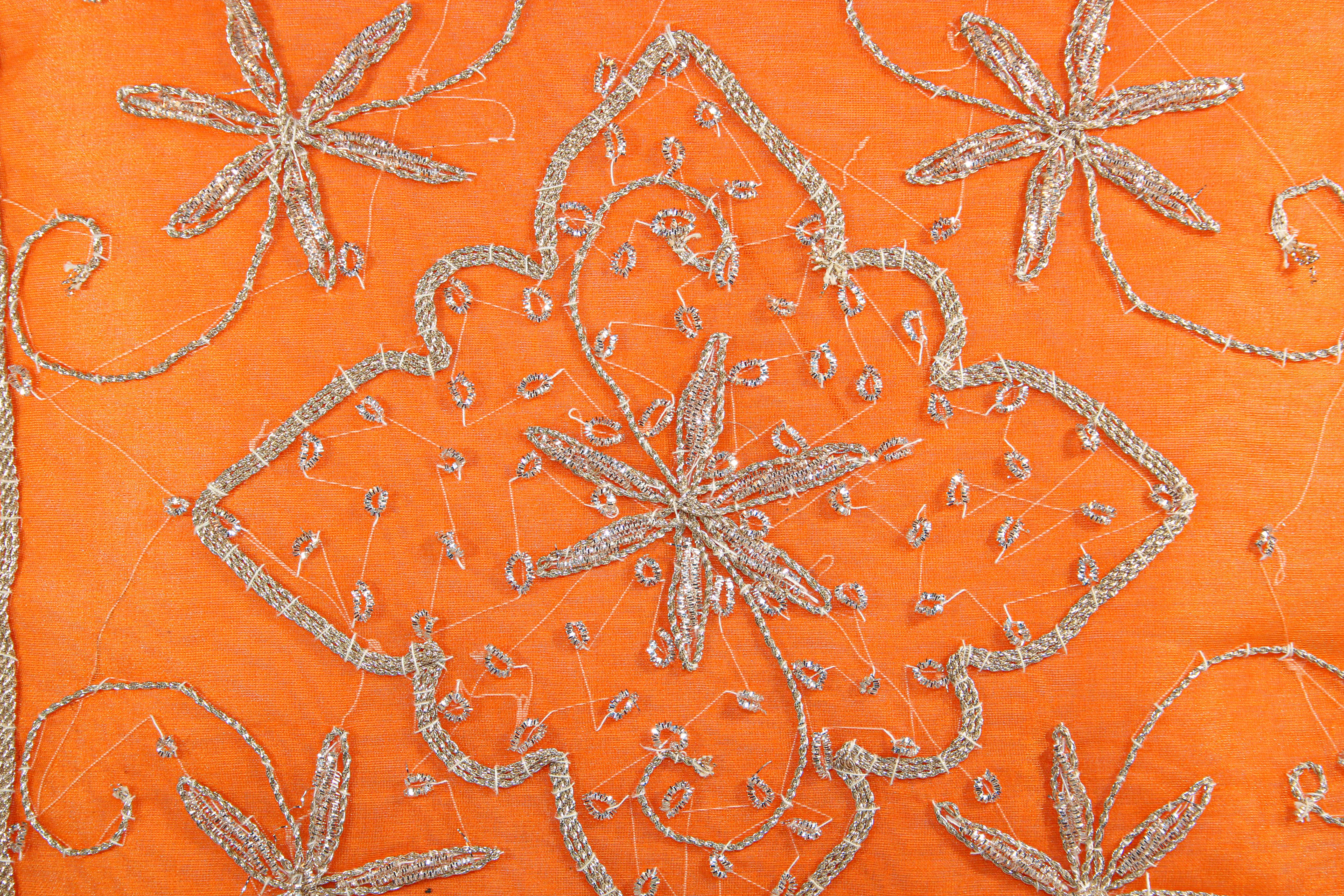 Orangefarbenes Perlenkissen mit Pailletten verziert (Indisch) im Angebot