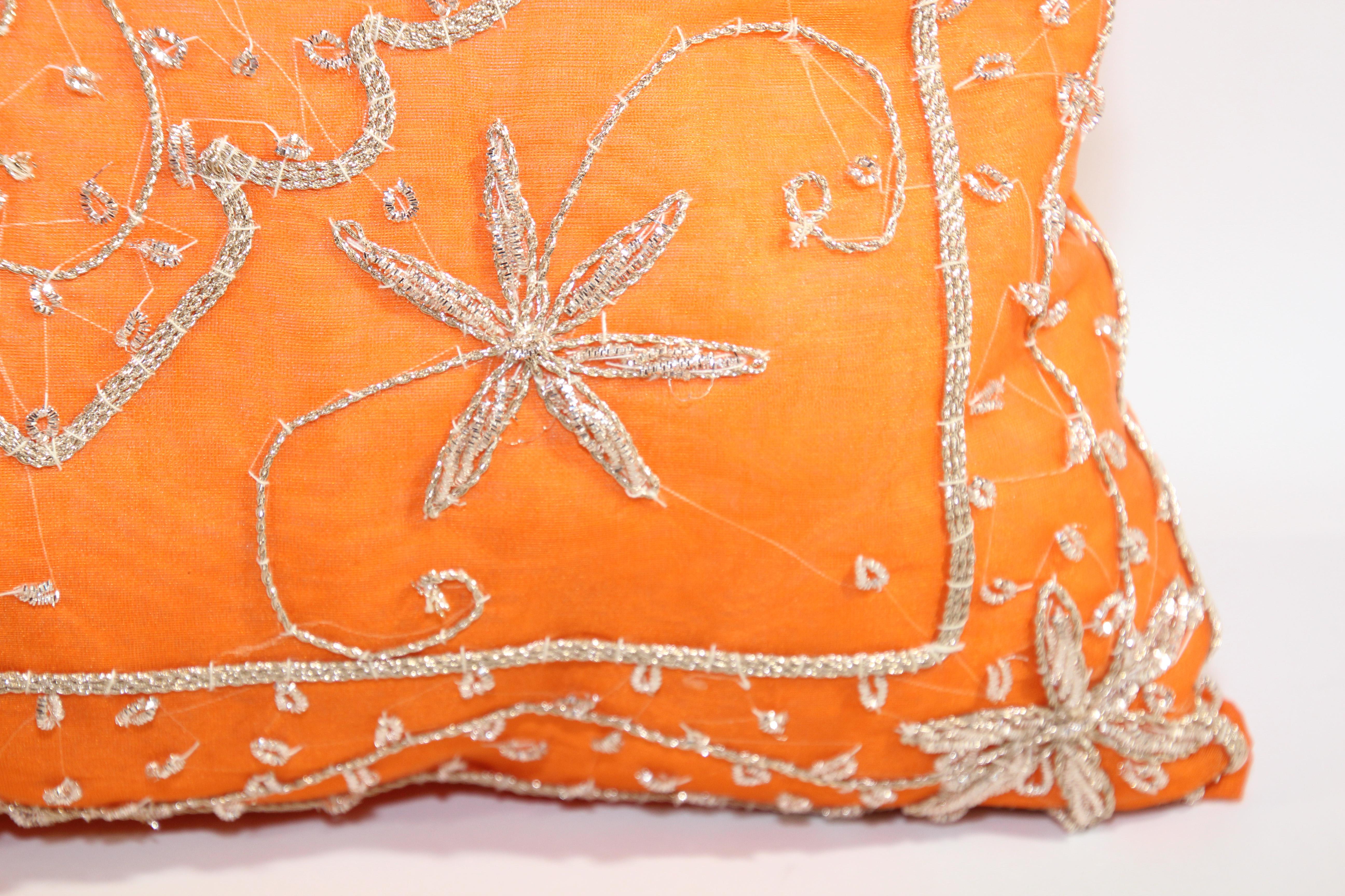 Orangefarbenes Perlenkissen mit Pailletten verziert (20. Jahrhundert) im Angebot