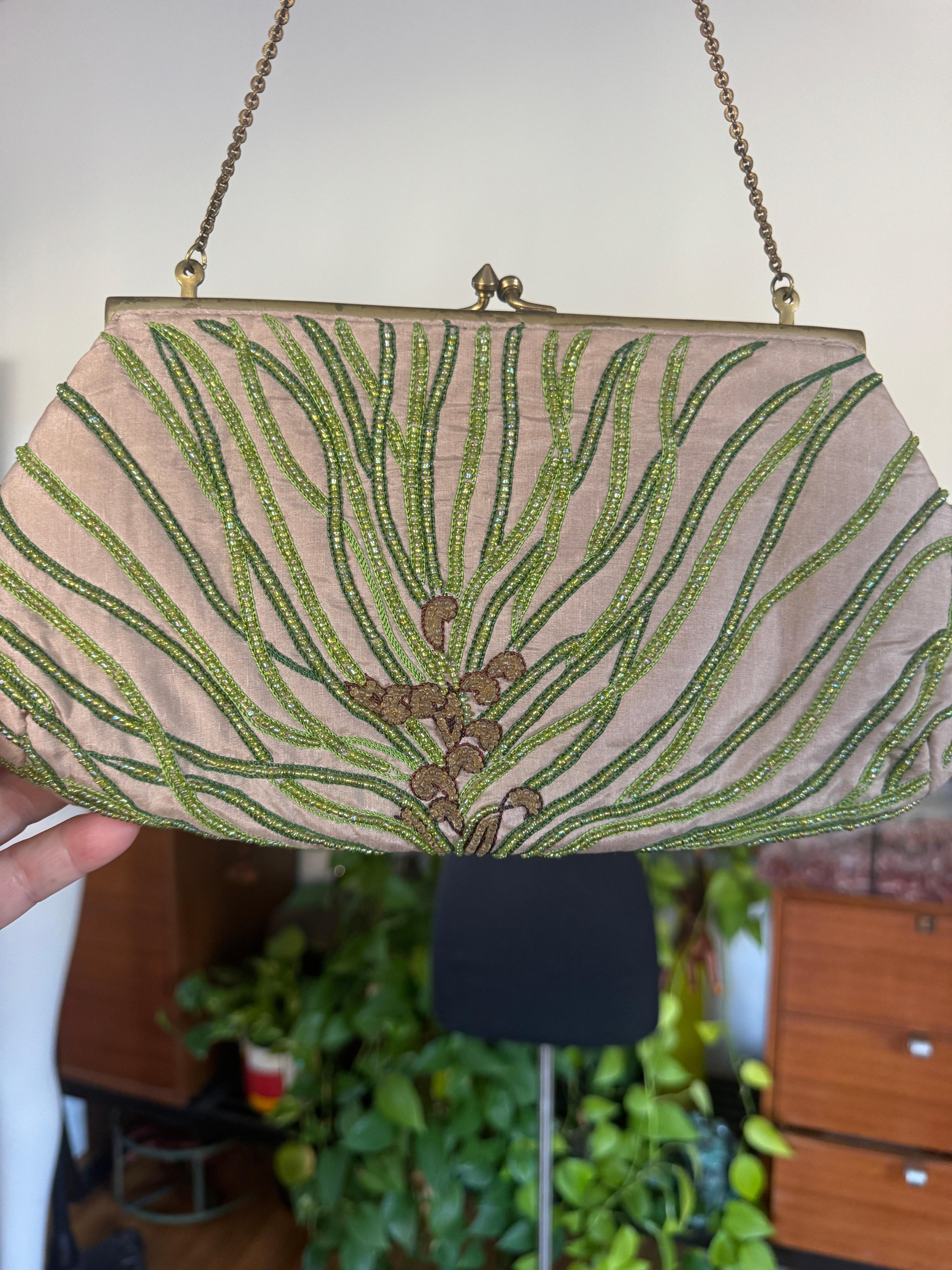 Pochette à main en soie vert perlée d'inspiration Art déco en vente 11