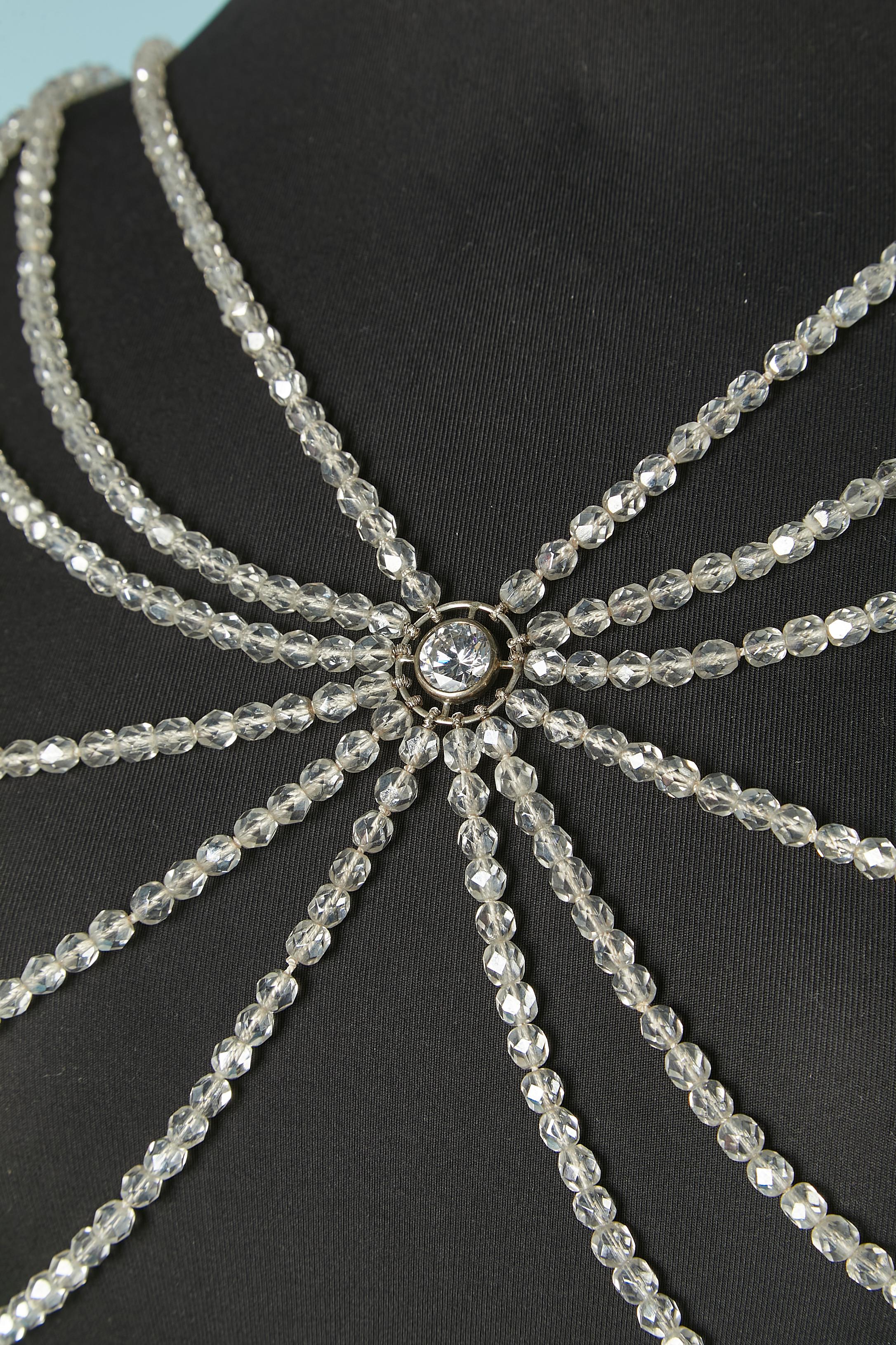 Collane di plastron con perline e strass. Chiusura con gancio e occhiello al centro della schiena sulla vita e sulla parte superiore della schiena 