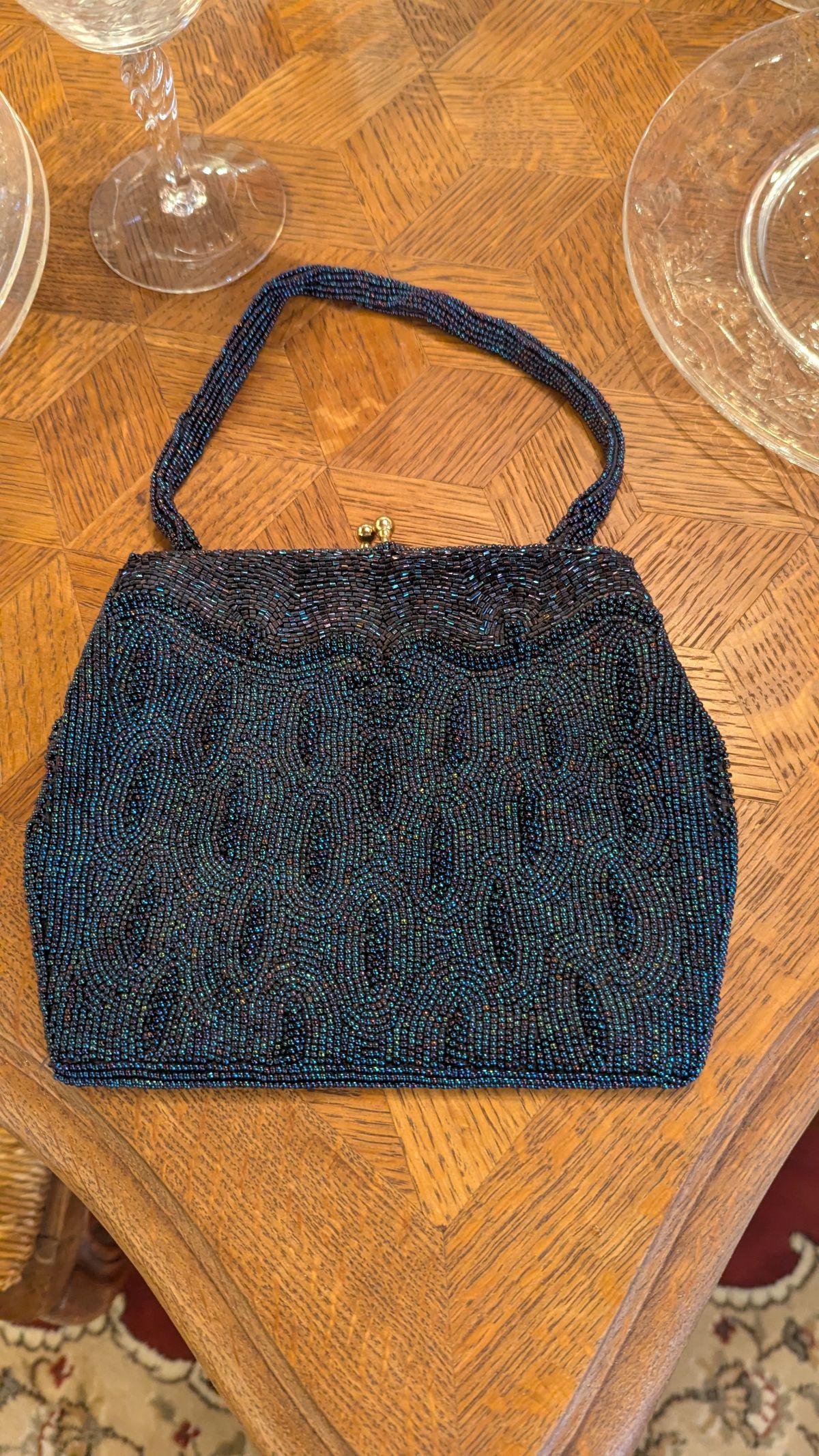 Wunderschöne schillernde pfauenblaue Perlenhandtasche aus den 60er Jahren, hergestellt in Japan, in perfektem Zustand.
