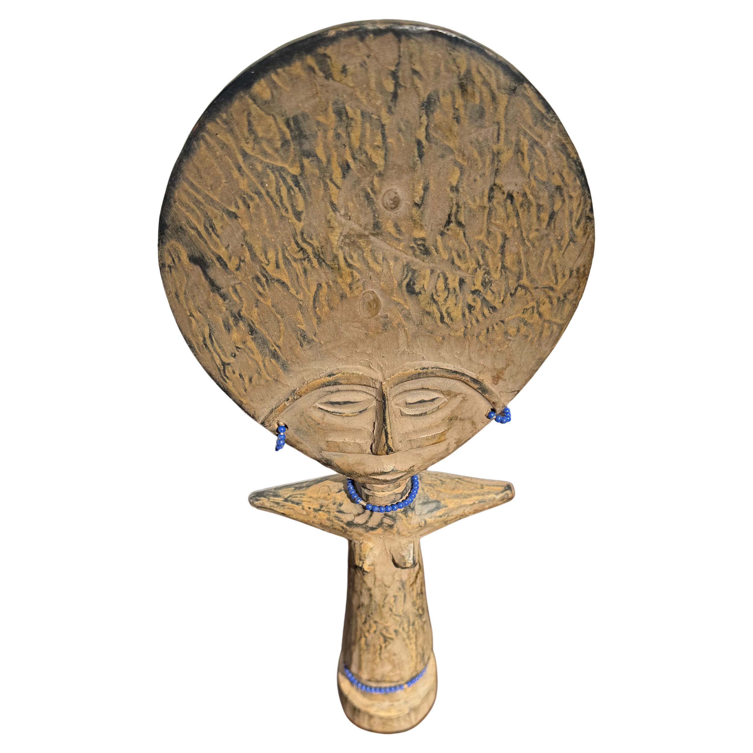 Questa scultura africana è scolpita nel legno.
Ha perline color Lapis.