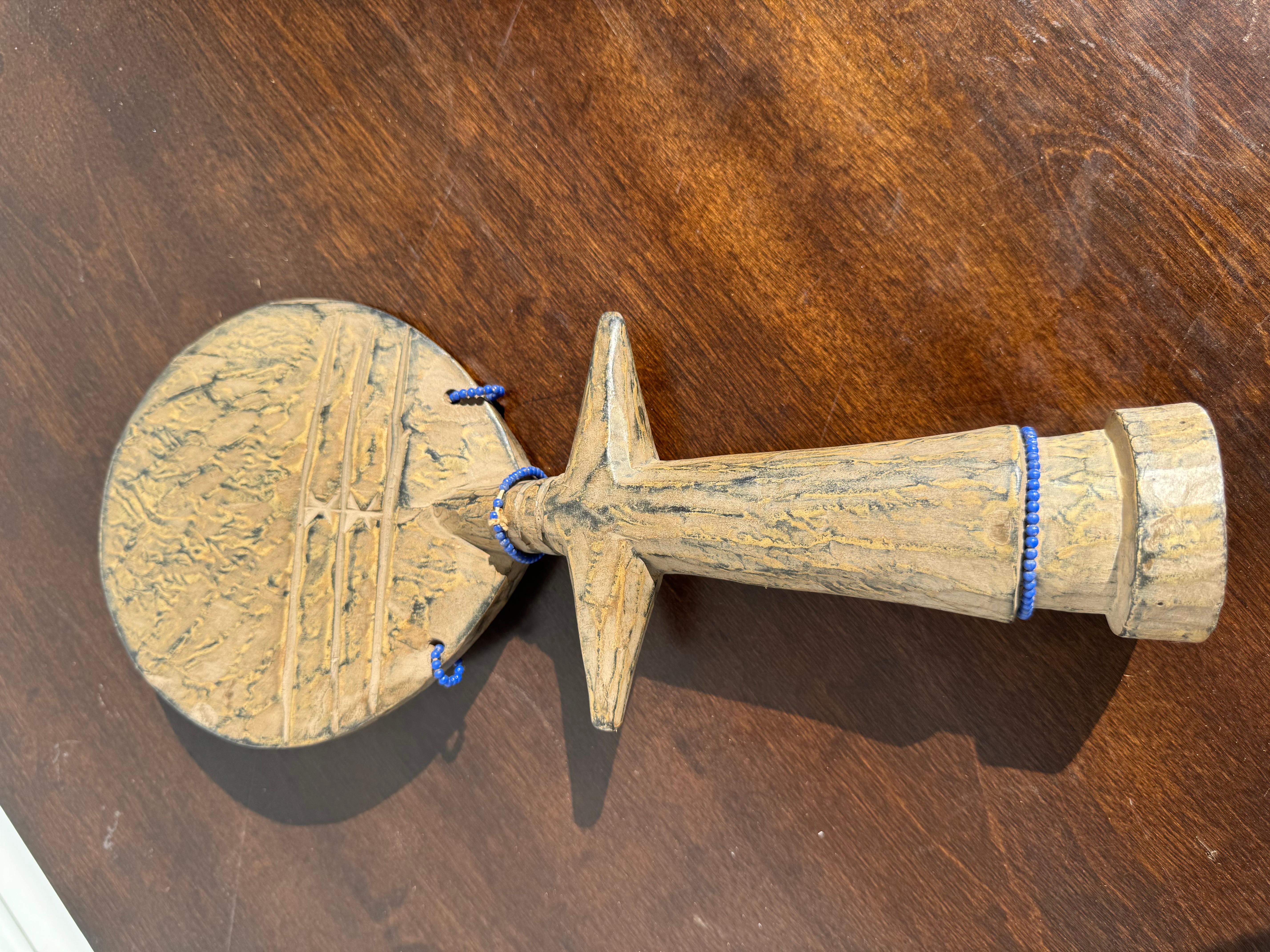 Tribale Scultura Reliquiario con perline in vendita