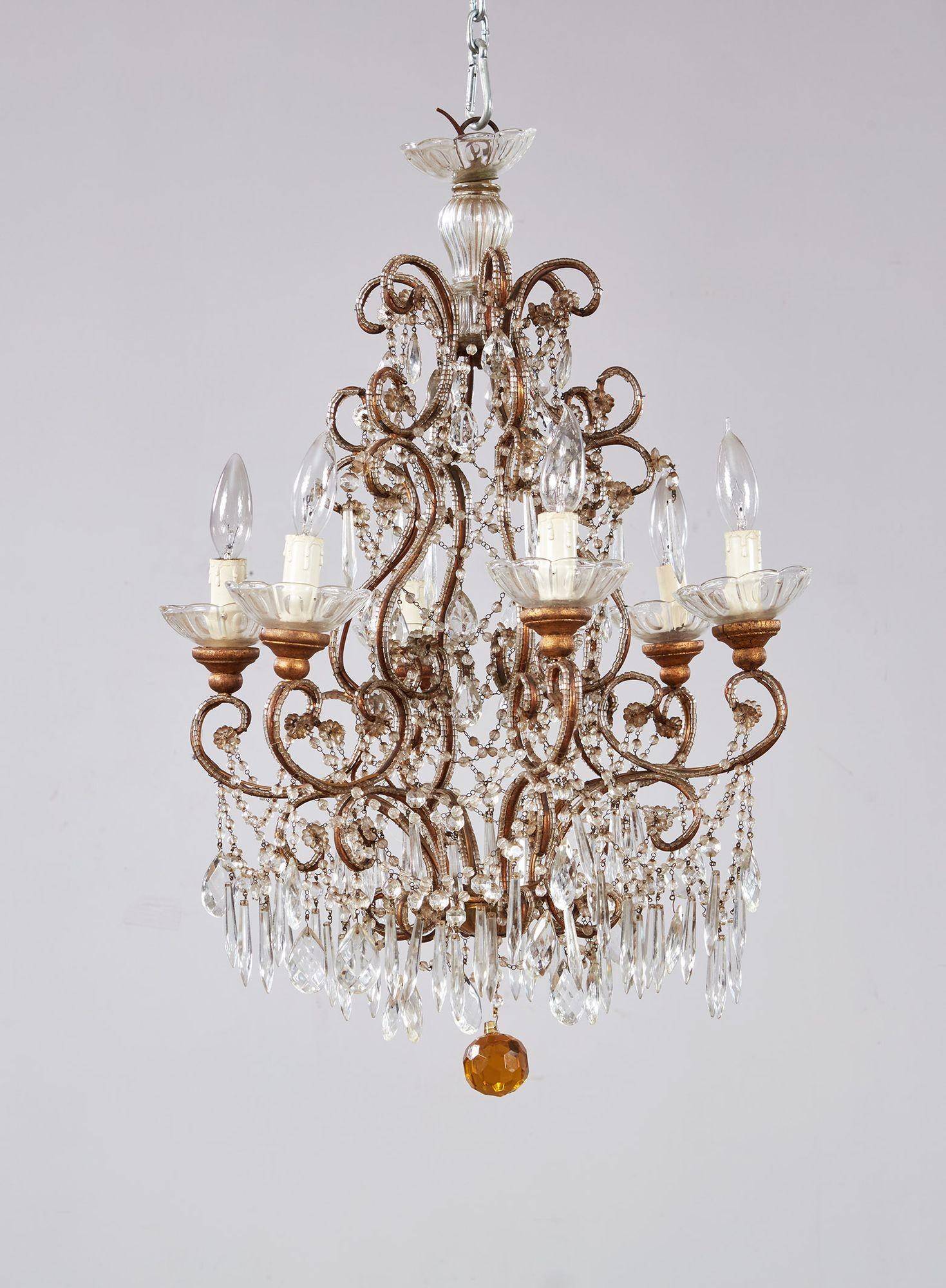 Lampadario con volute di perline in vendita 4