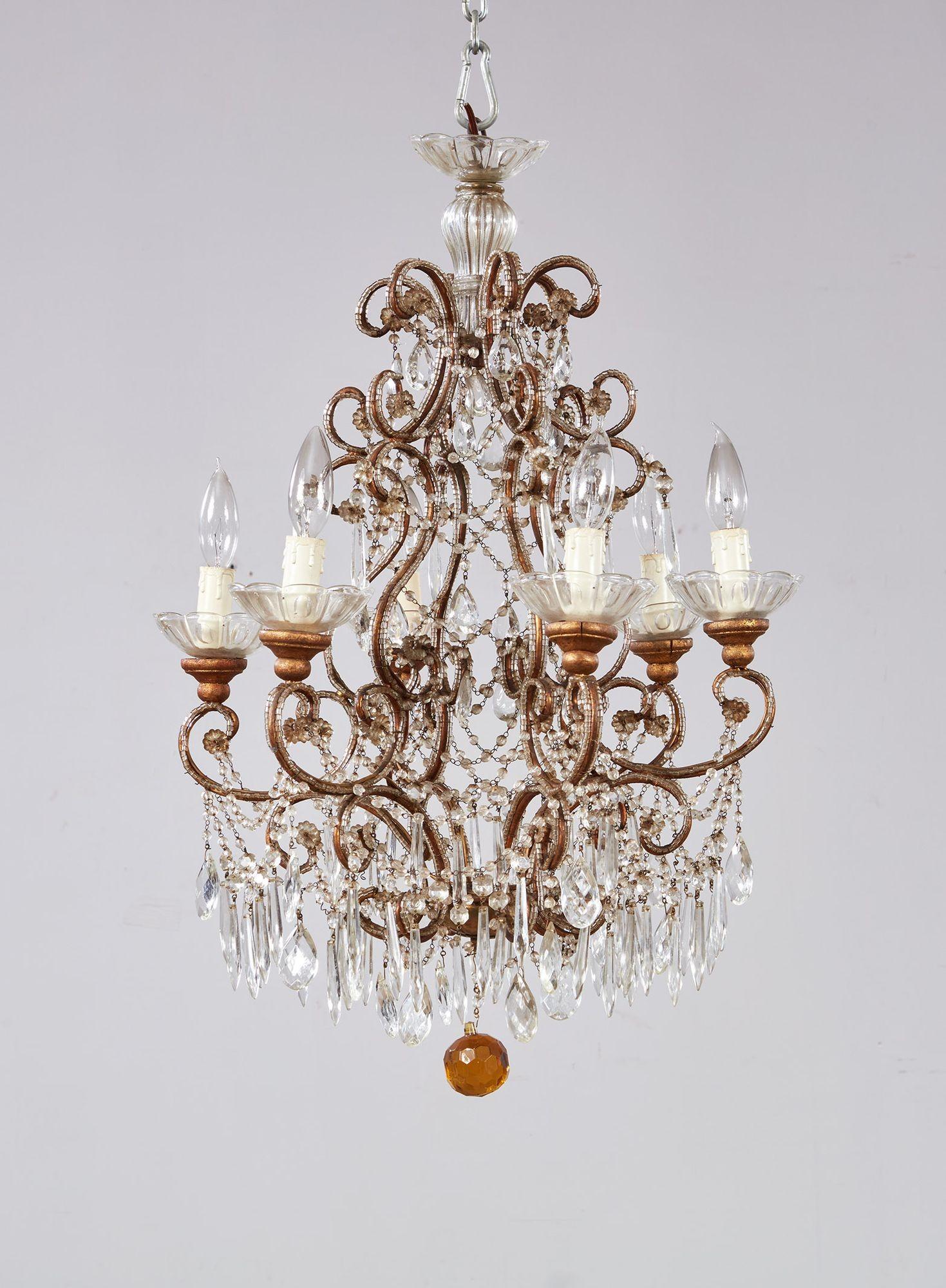 Lampadario con volute di perline in vendita 5