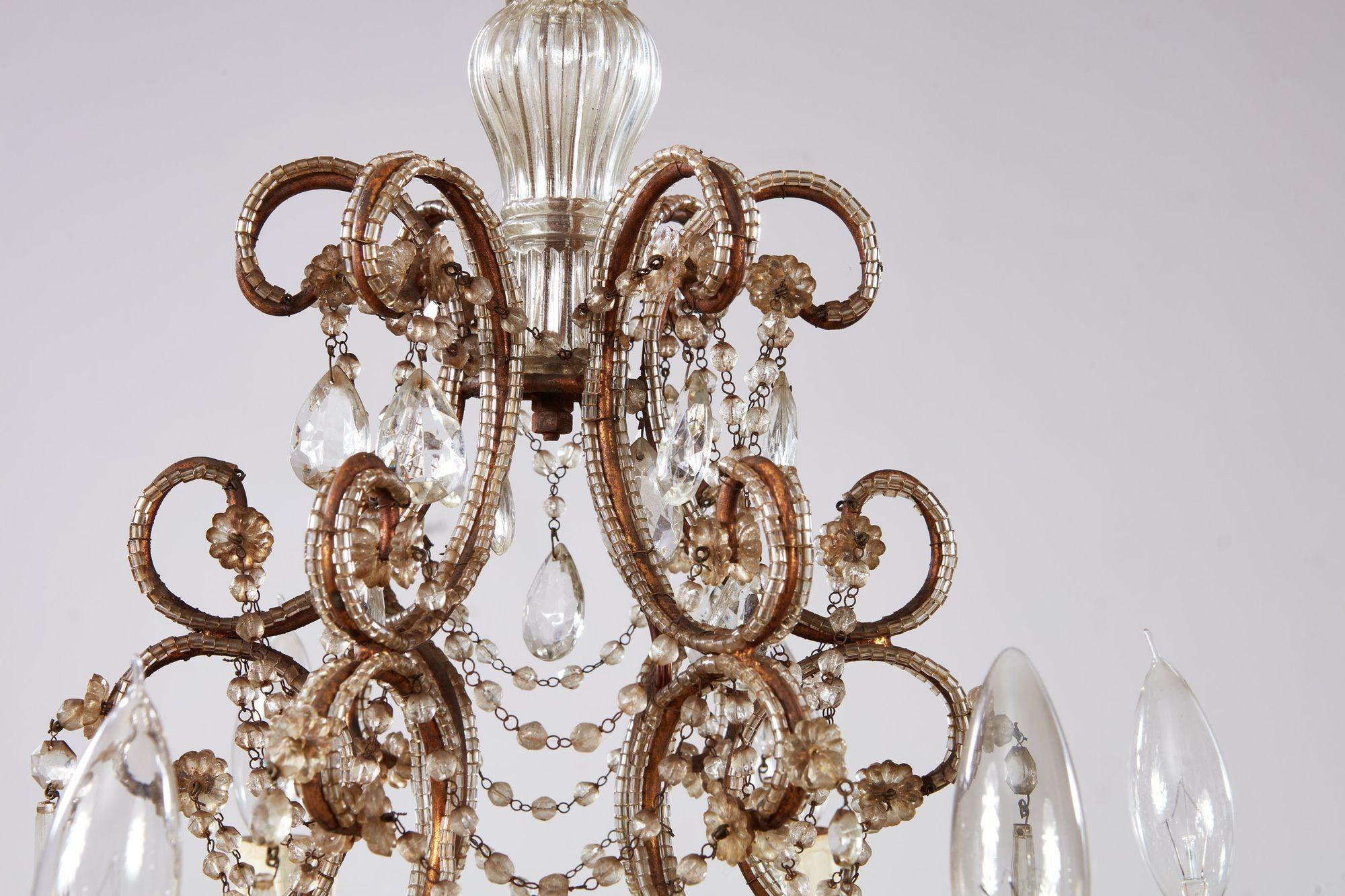 Italiano Lampadario con volute di perline in vendita