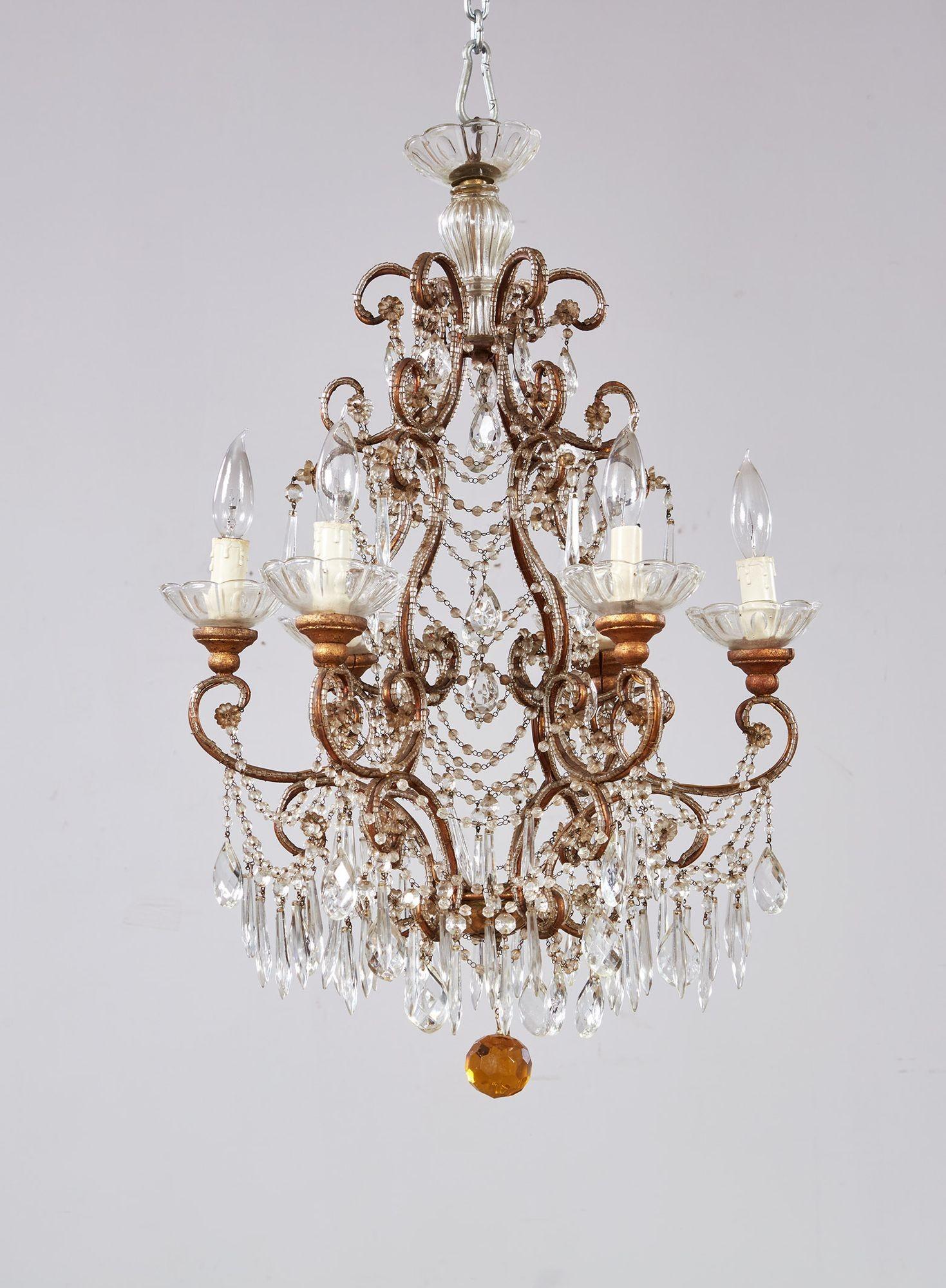 Lampadario con volute di perline in vendita 1