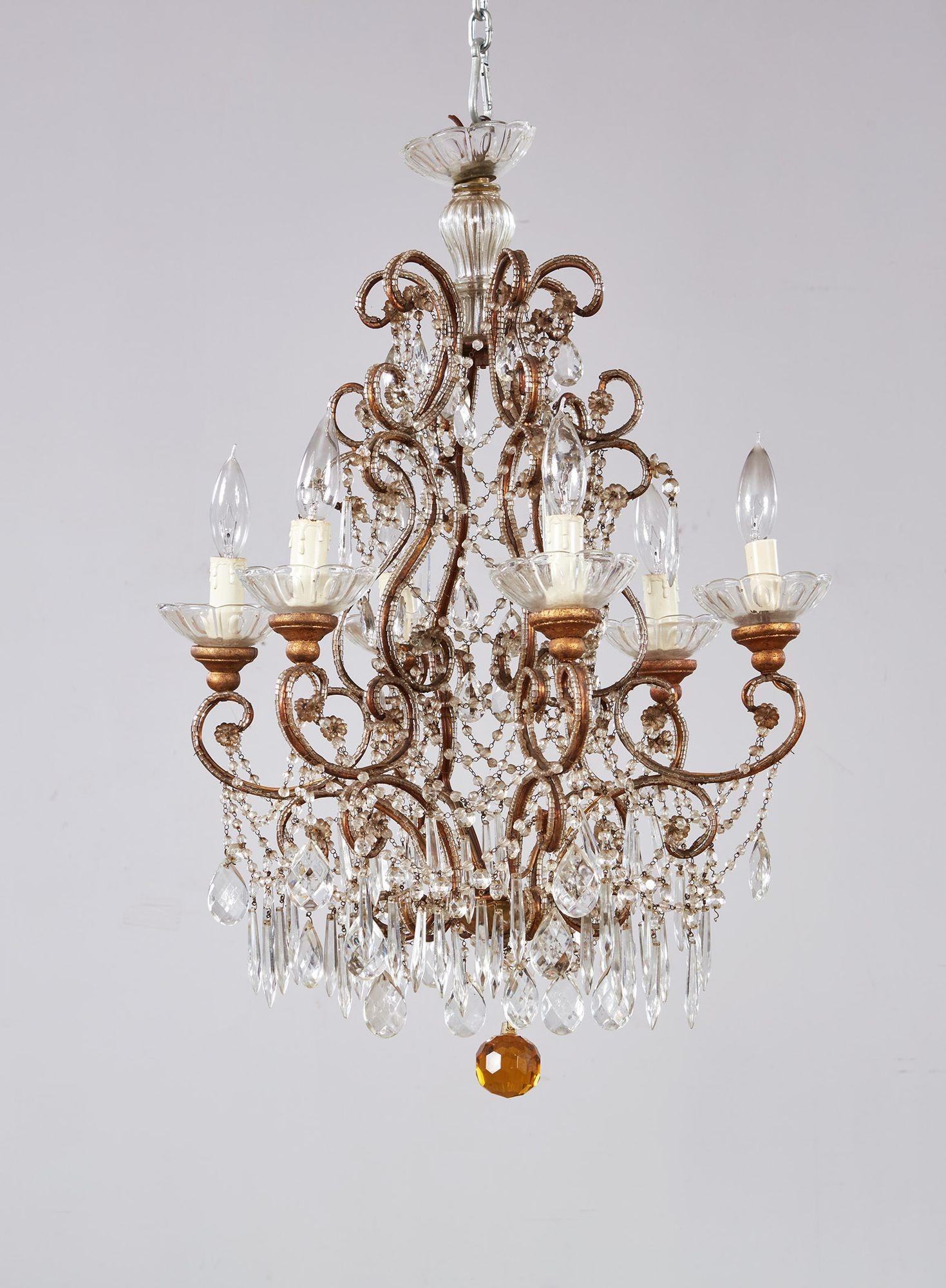 Lampadario con volute di perline in vendita 3