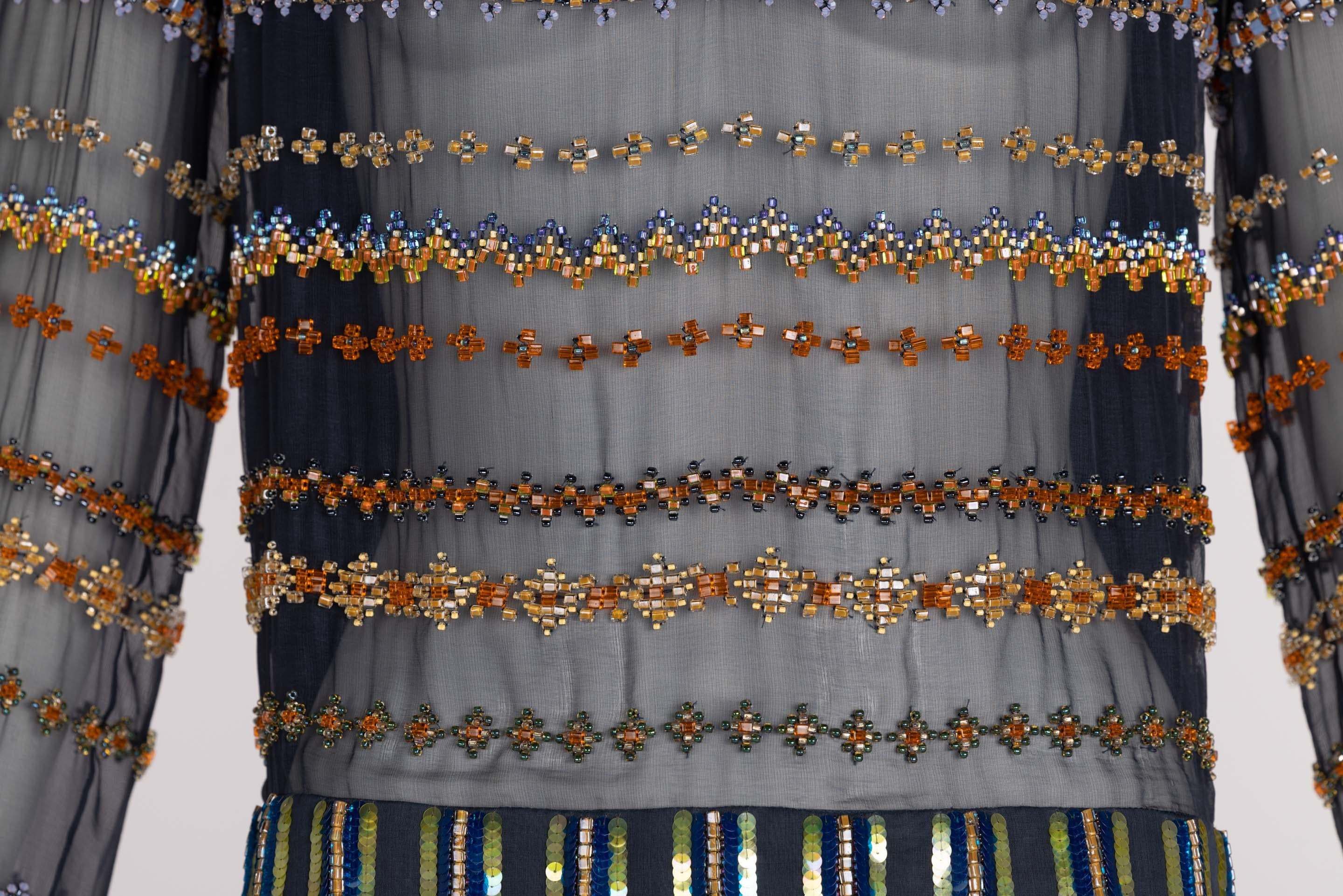  Top Chanel Mtiers dArt en soie et cuir à perles et sequins en V profond, 2013 en vente 6