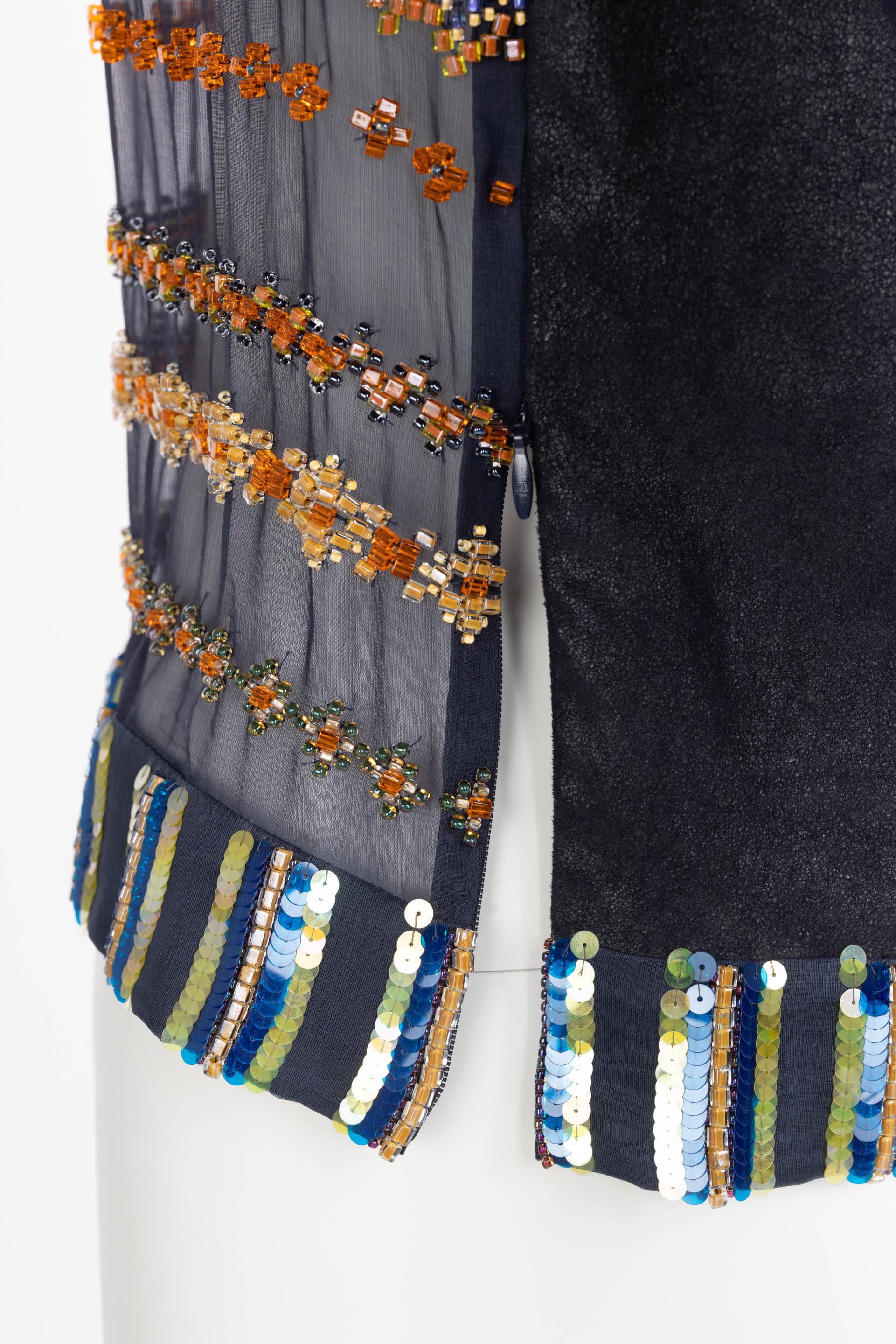  Top Chanel Mtiers dArt en soie et cuir à perles et sequins en V profond, 2013 en vente 7