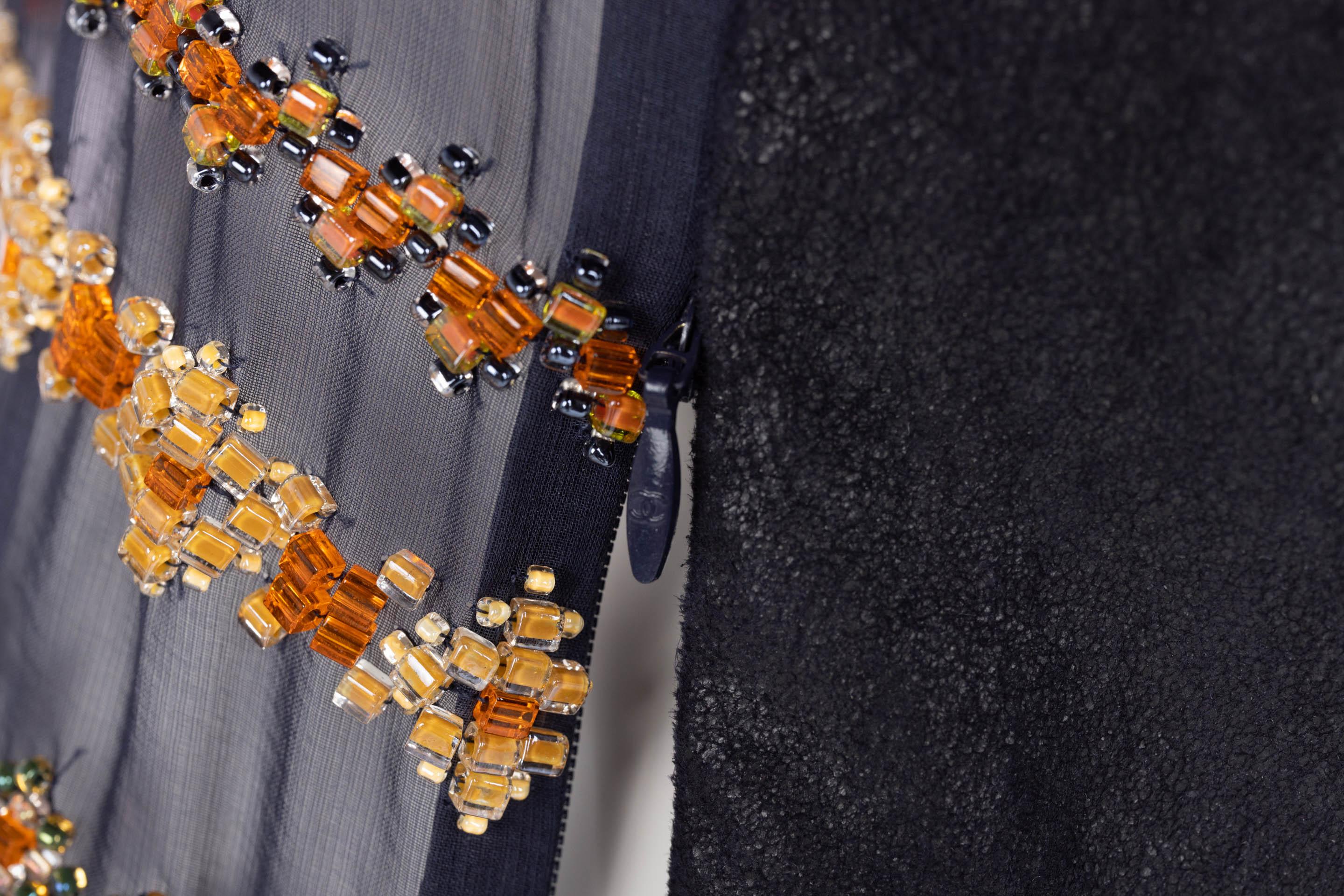  Top Chanel Mtiers dArt en soie et cuir à perles et sequins en V profond, 2013 en vente 9