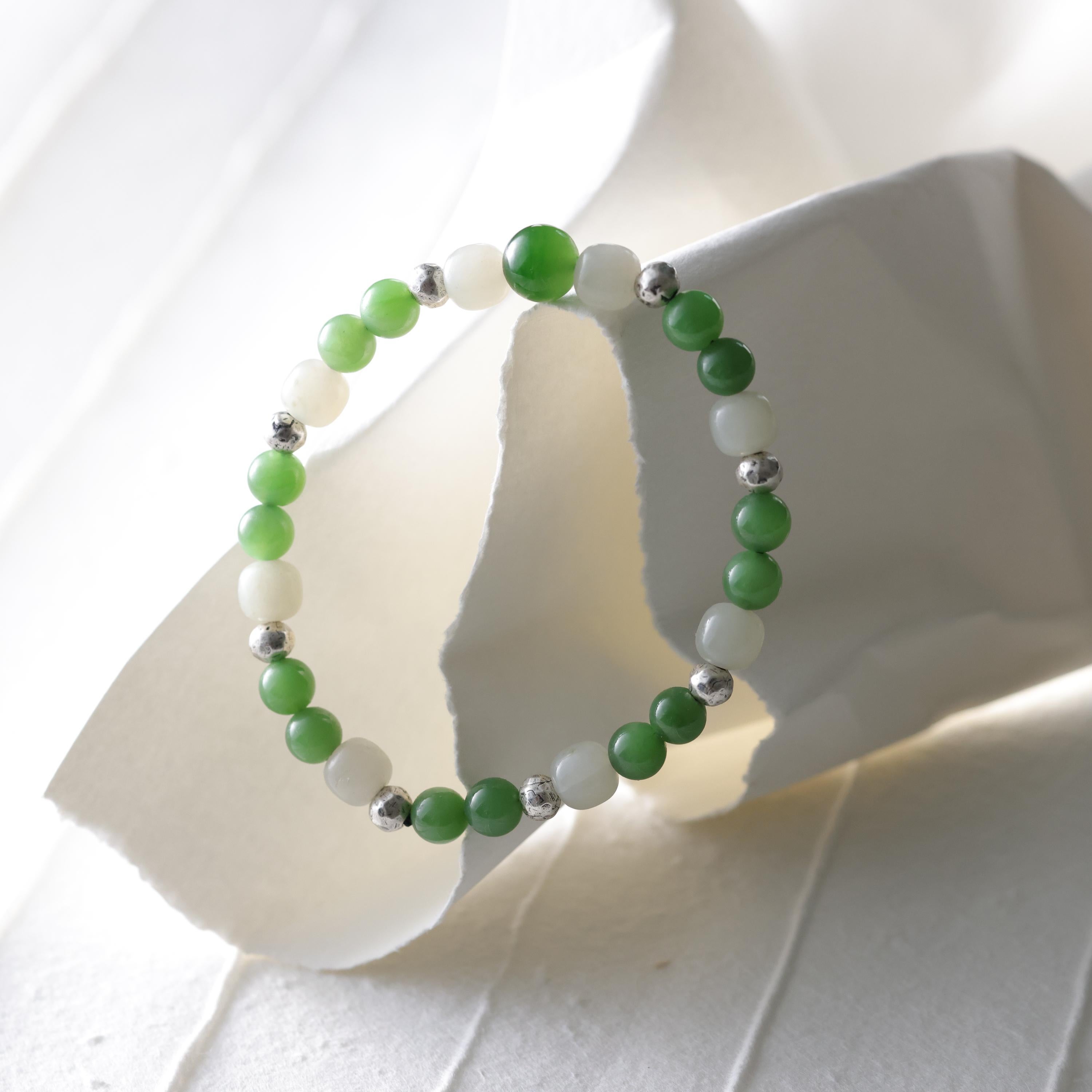 Bracciale di giada con nefrite siberiana, giada di montone e argento, allungato in vendita 1