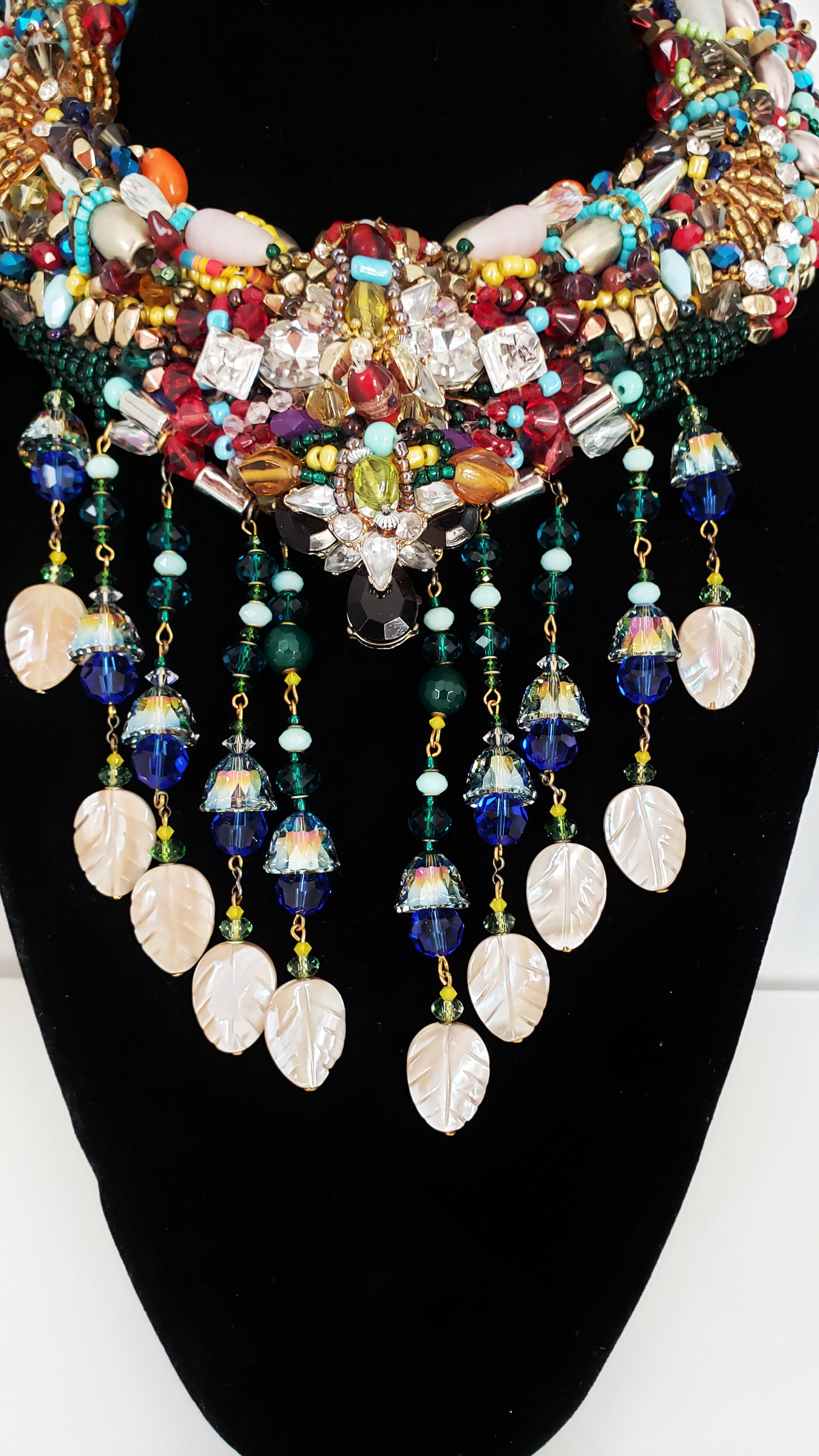 Perle Collier d'affirmation en forme de goutte avec pampilles en nacre et perles Swarovski en vente
